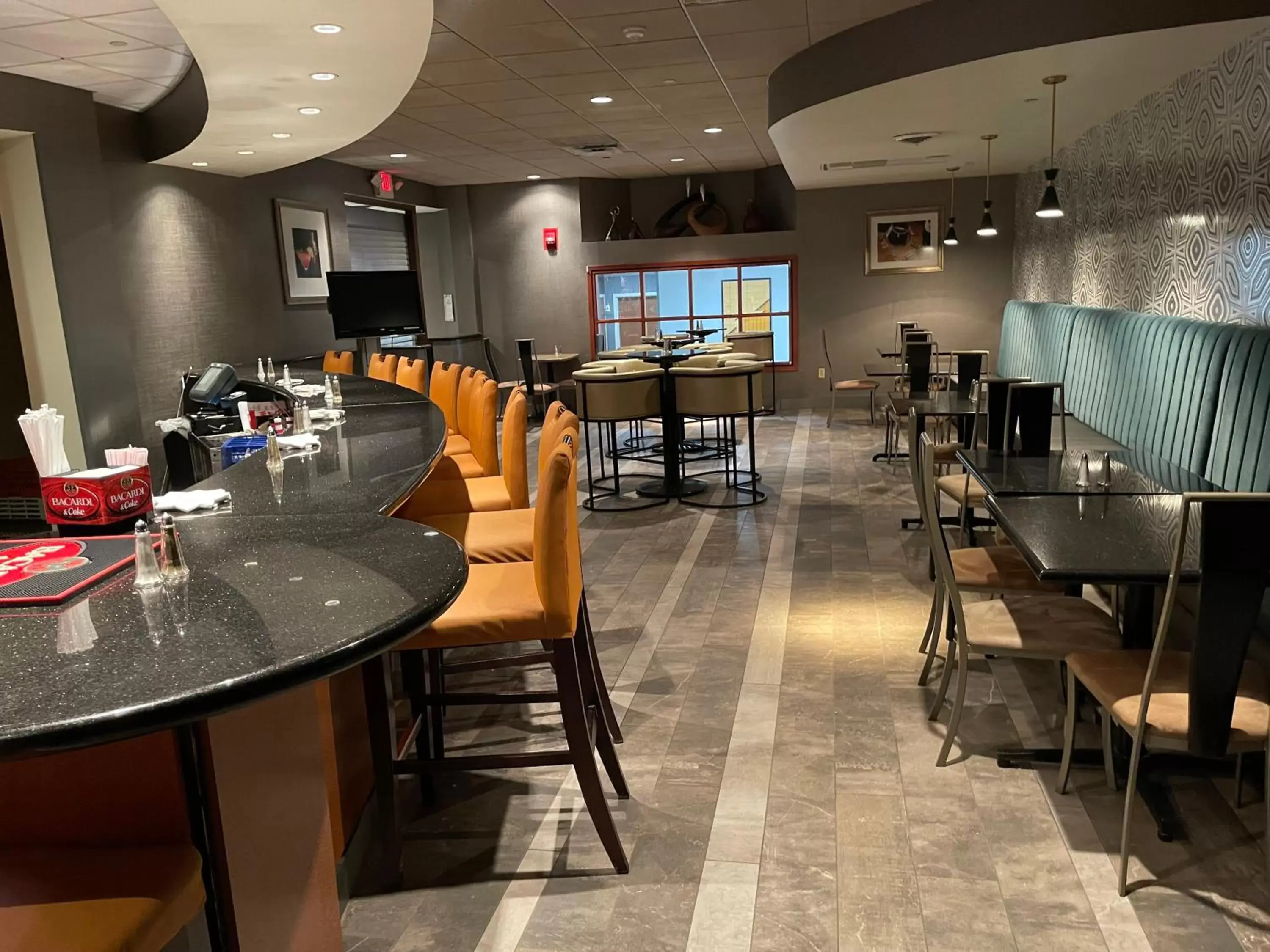 Lounge or bar, Restaurant/Places to Eat in Holiday Inn Martinsburg, an IHG Hotel