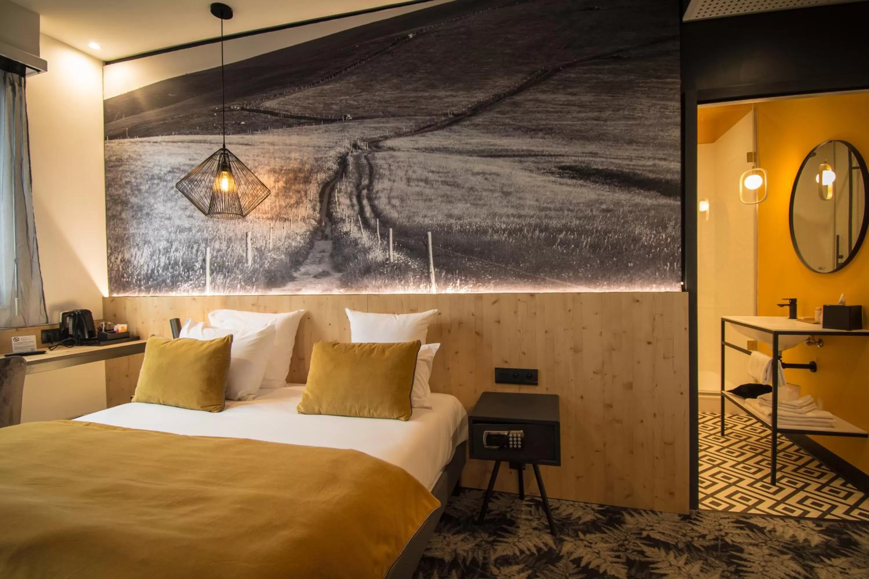 Photo of the whole room, Bed in L' Hôtel & Spa Ribeauville- Haut-Koenigsbourg