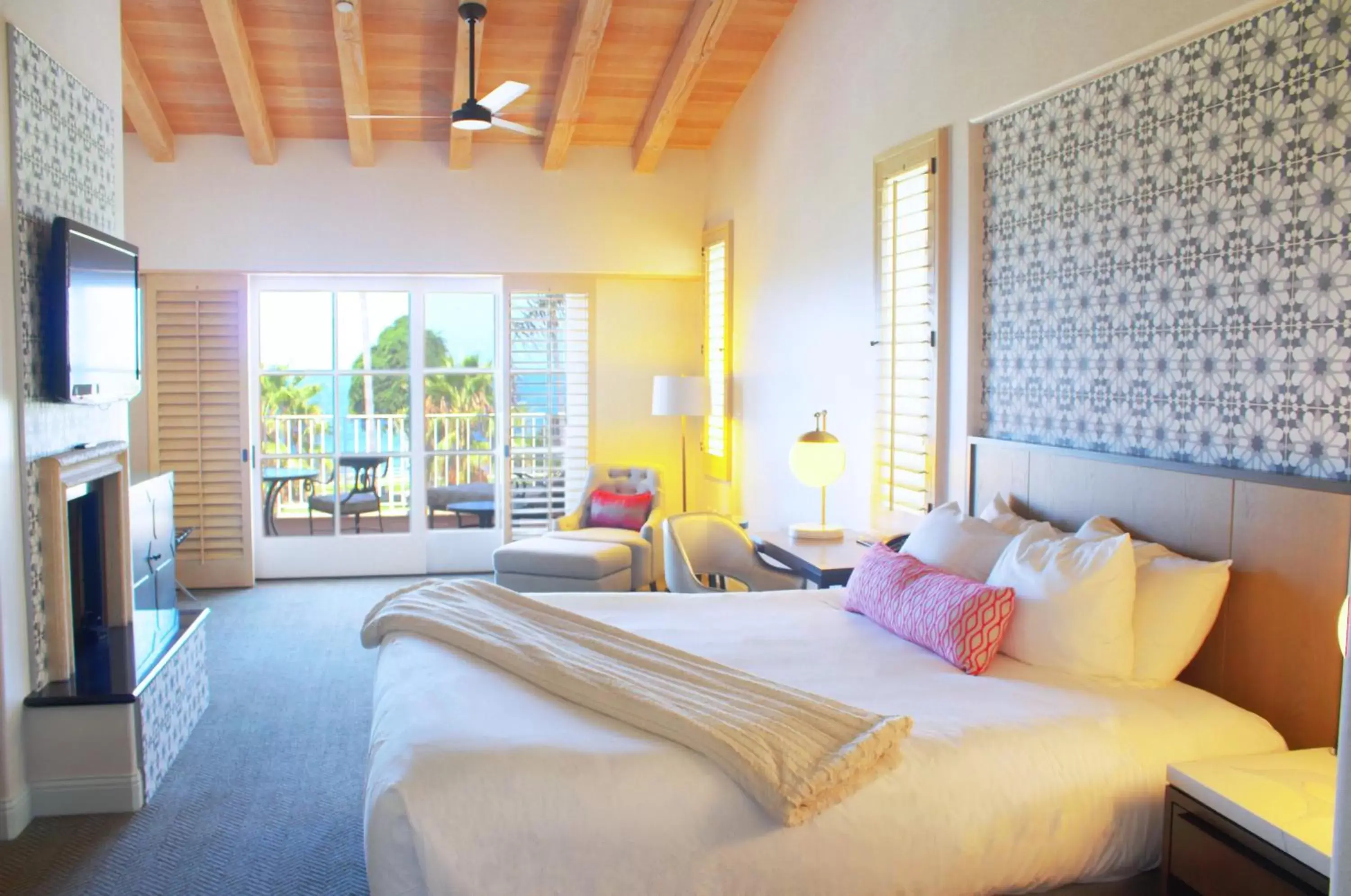 Photo of the whole room, Bed in La Valencia Hotel Photo of the whole room, Bed in La Valencia Hotel