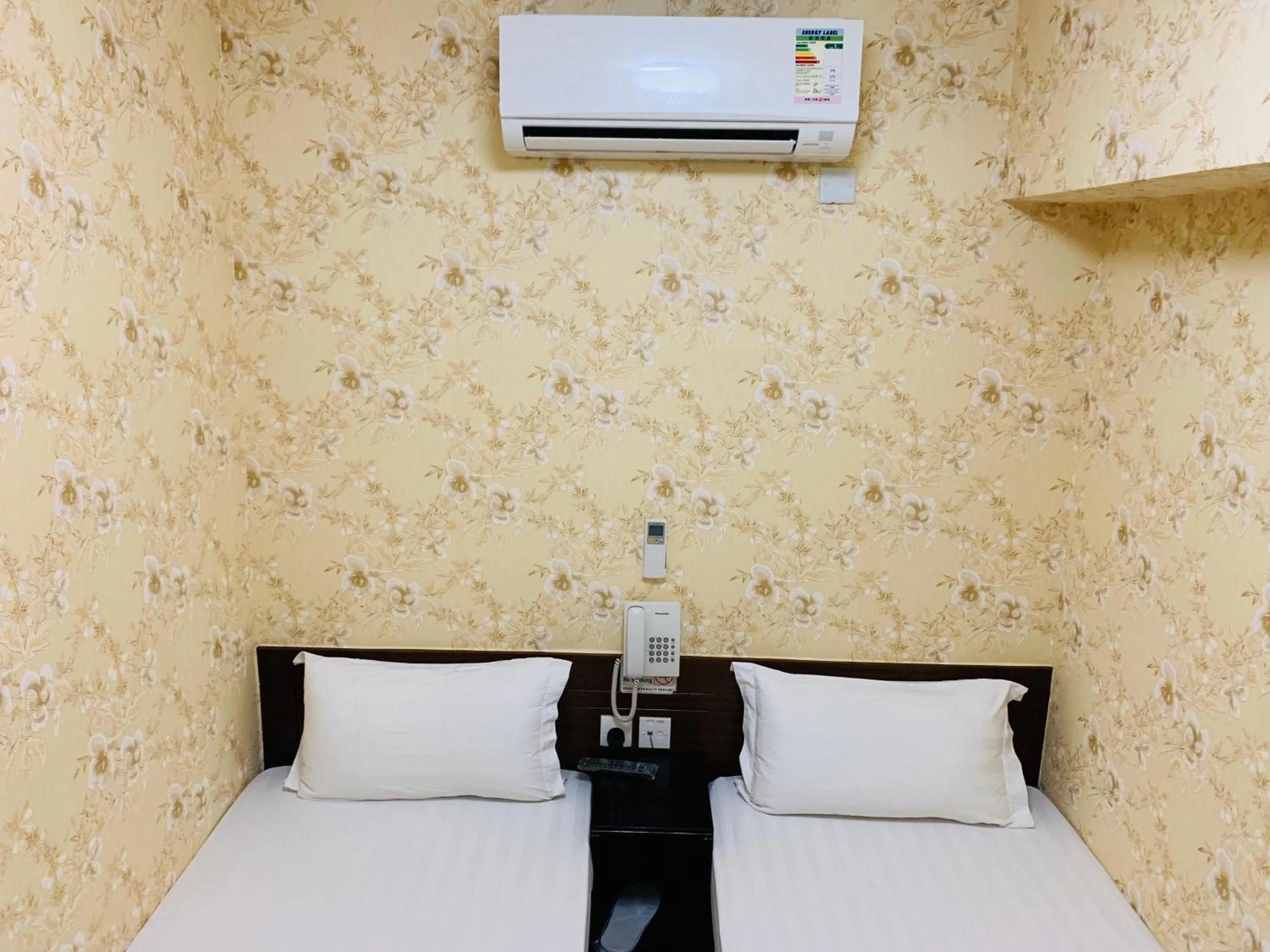 Photo of the whole room, Bed in Modern