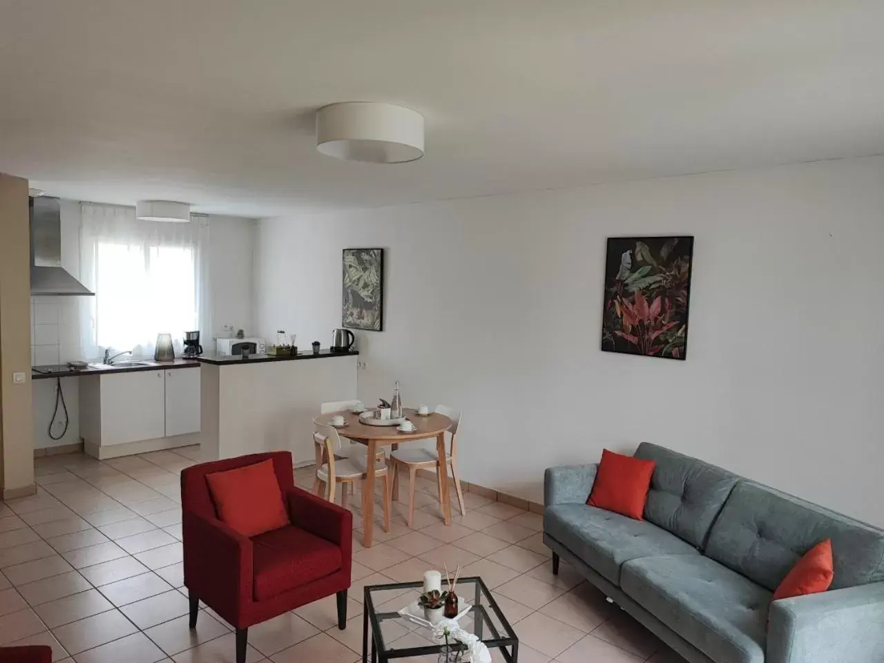 Kitchen or kitchenette, Seating Area in Domitys Le Jardin des Lys