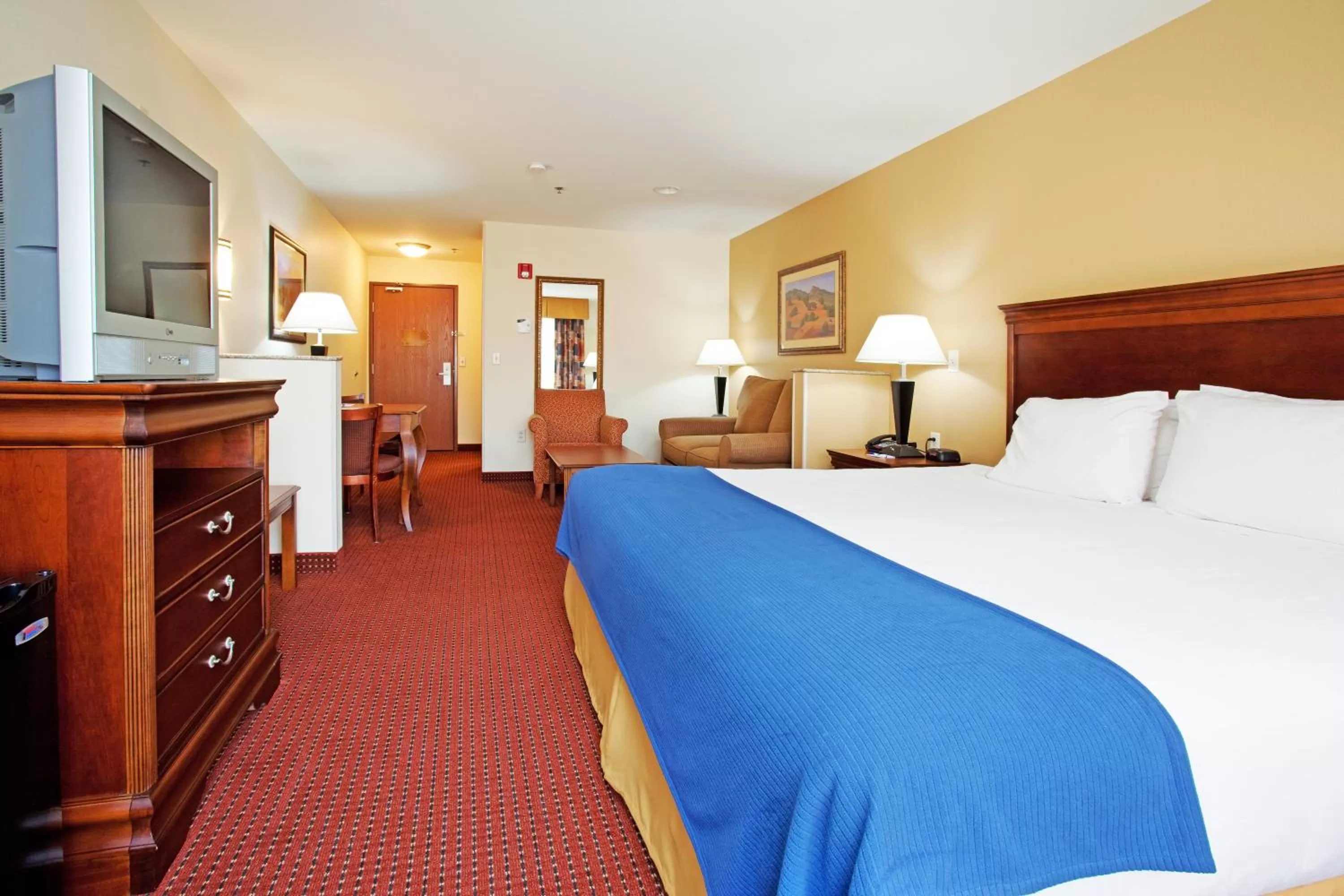 Photo of the whole room, Bed in Holiday Inn Express Hotel & Suites Tooele by IHG