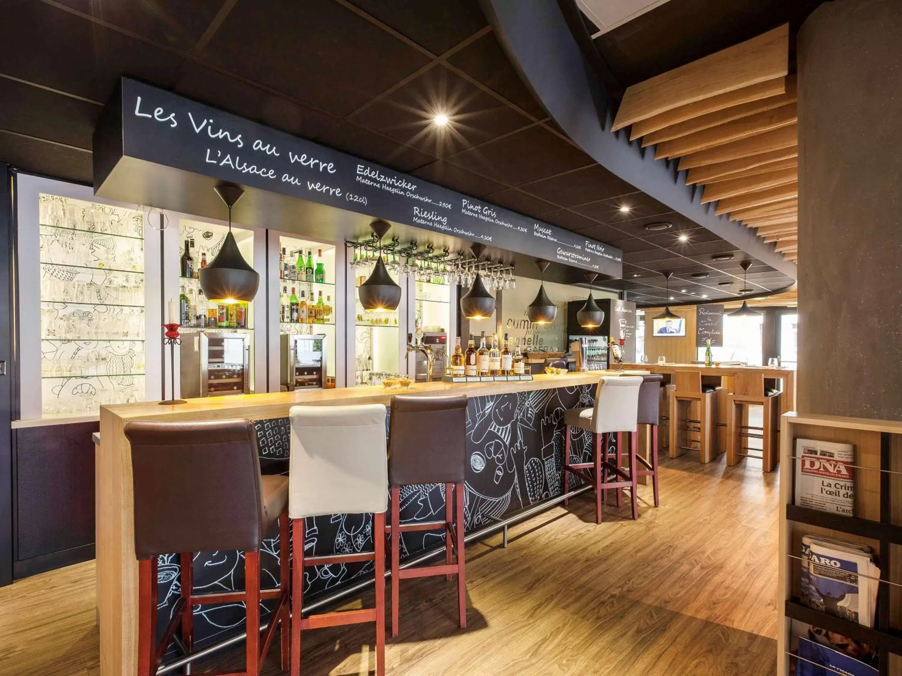 Lounge or bar, Restaurant/Places to Eat in Ibis Aéroport Bâle Mulhouse