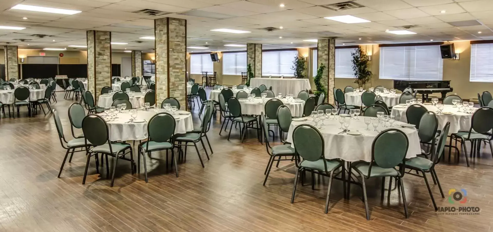 Banquet/Function facilities, Restaurant/Places to Eat in Chateau Roberval