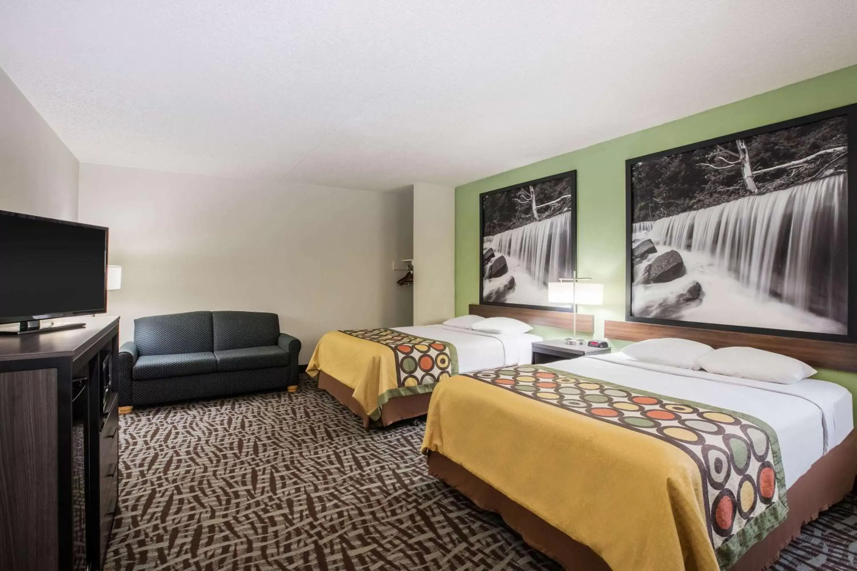 Photo of the whole room, Bed in Super 8 by Wyndham Wichita East