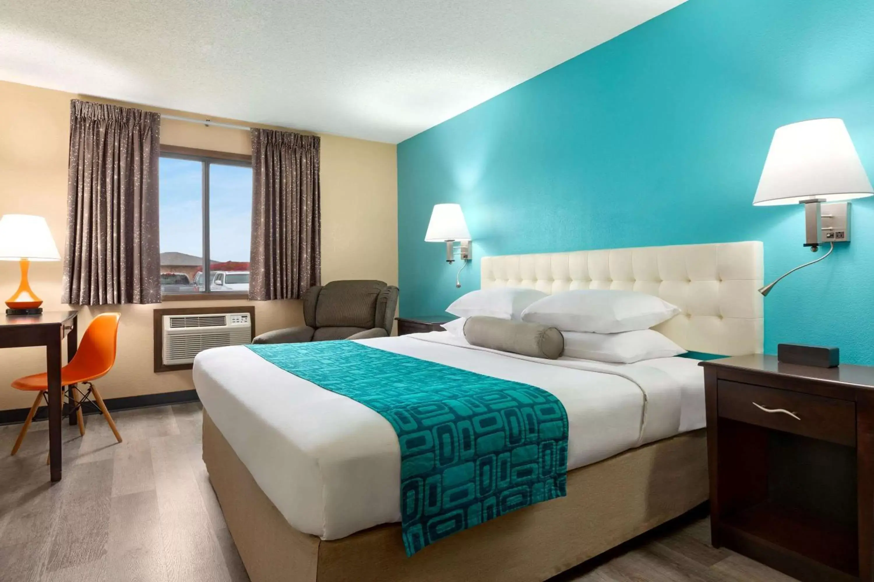 Photo of the whole room, Bed in Howard Johnson by Wyndham Waterloo/Cedar Falls