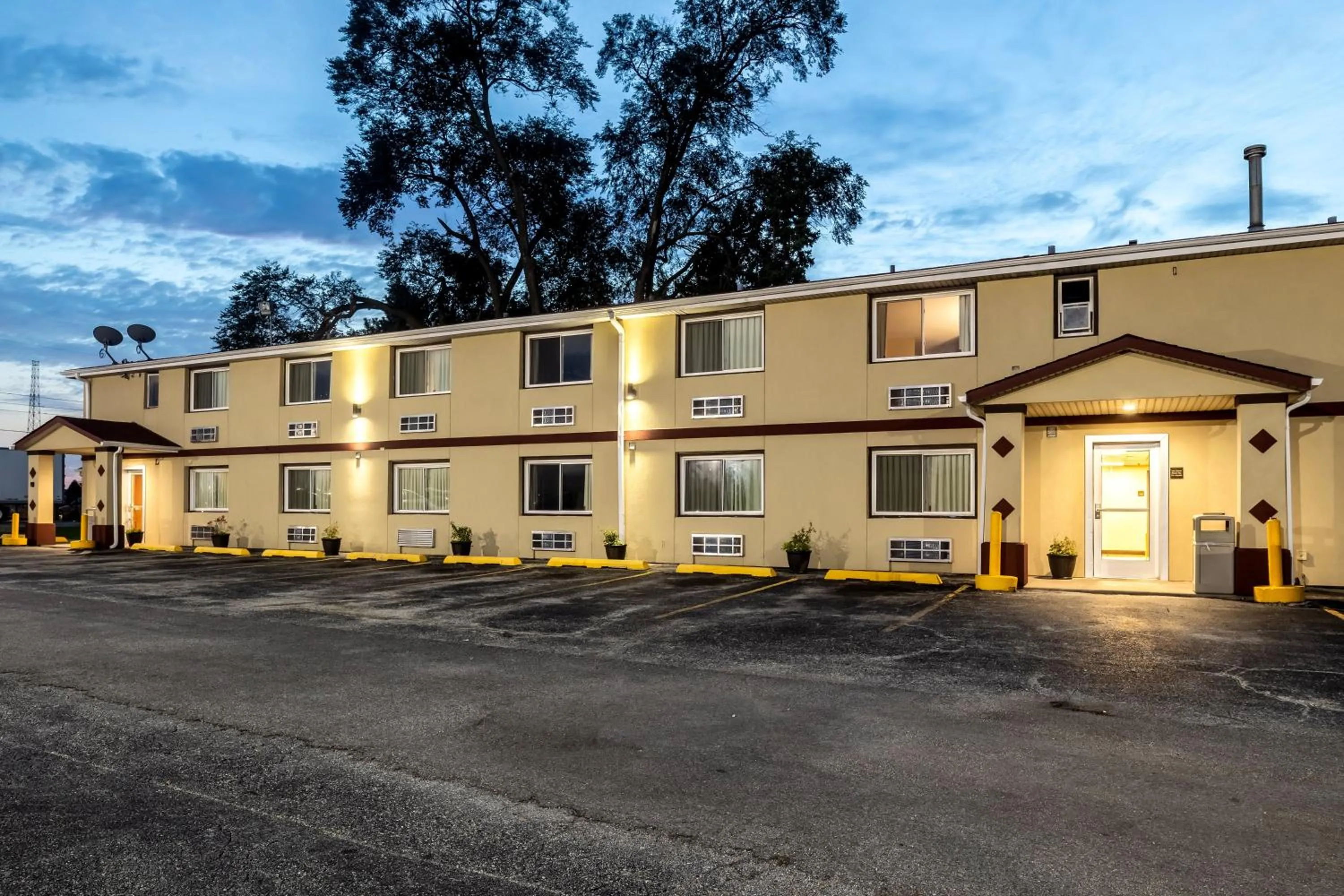 Property building in Red Roof Inn Chicago-Alsip