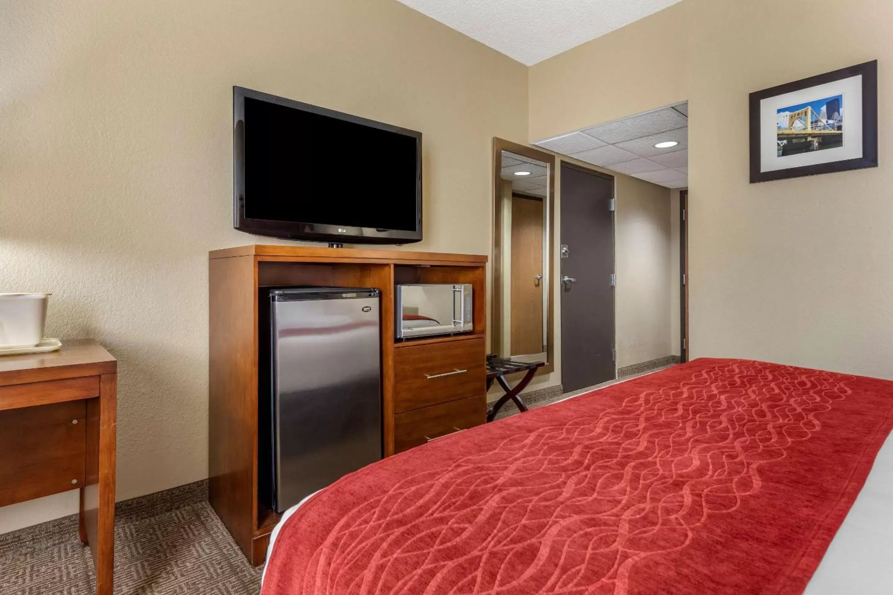 Photo of the whole room, TV/Entertainment Center in Comfort Inn Cranberry Township