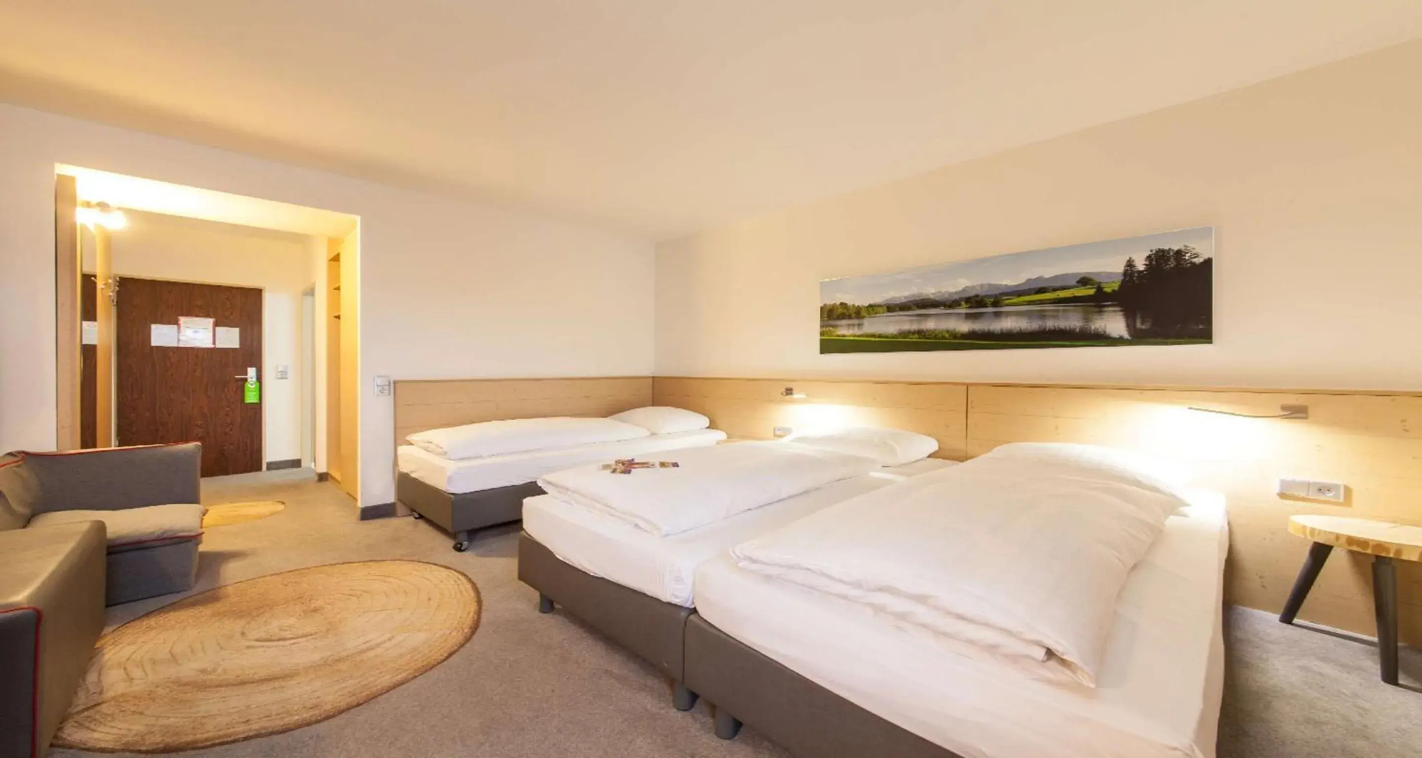 Photo of the whole room, Bed in Sure Hotel by Best Western Muenchen Hauptbahnhof