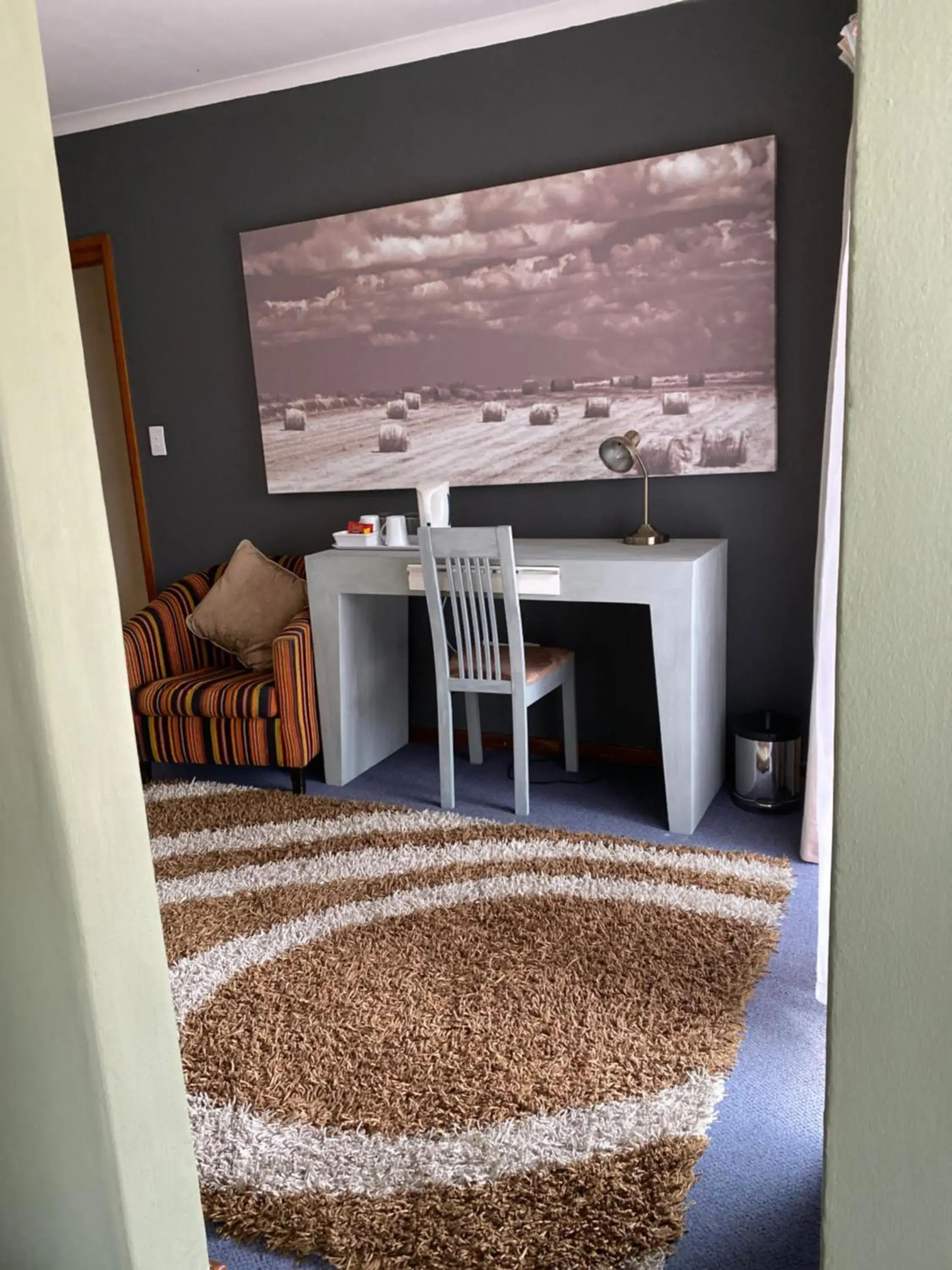 Seating area, Bed in Marion Lodge