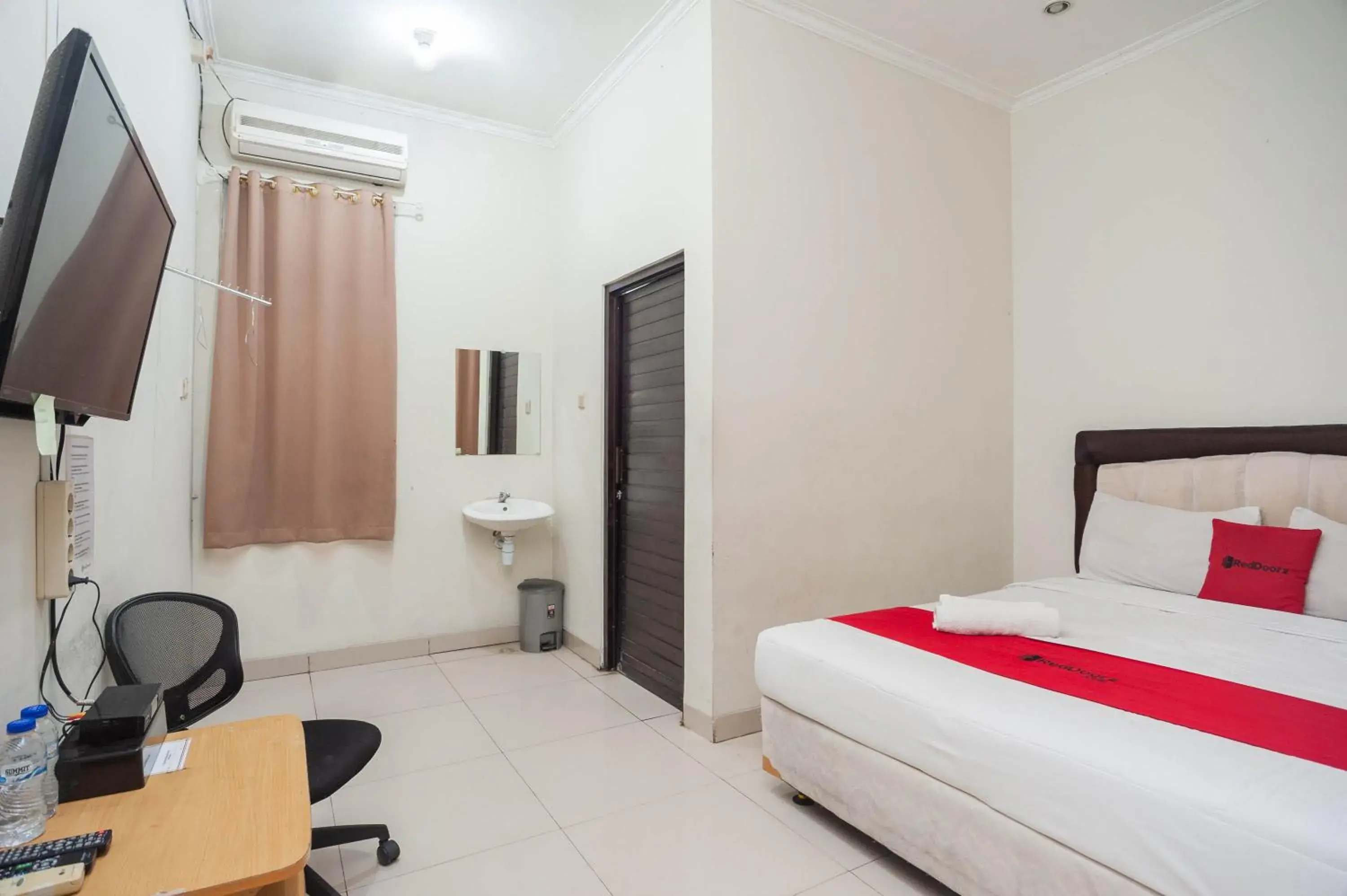 Bedroom, Bed in RedDoorz Plus near RS PMI Bogor