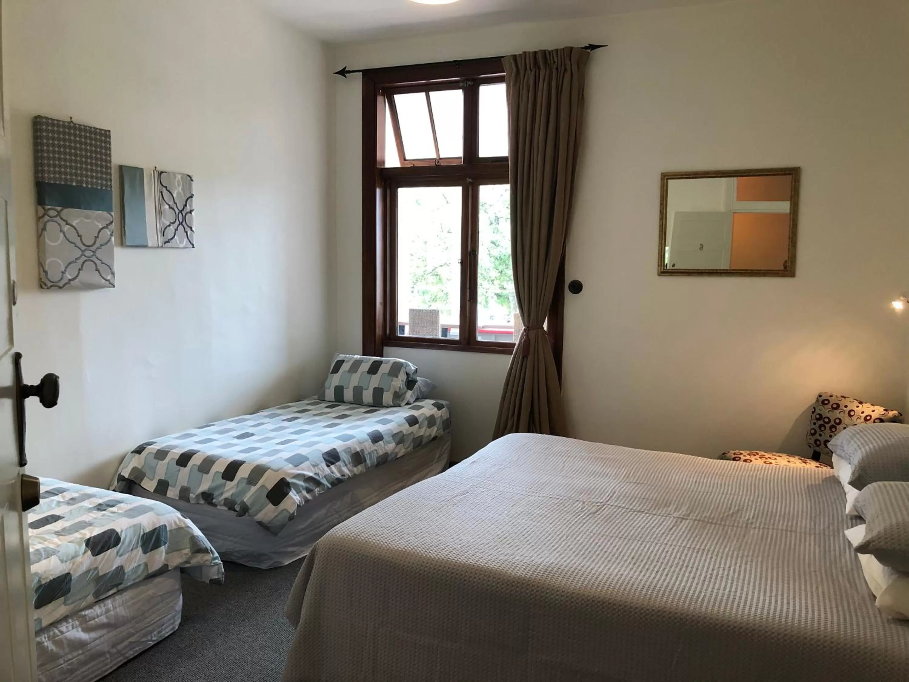 Bedroom, Bed in The Brown Pub