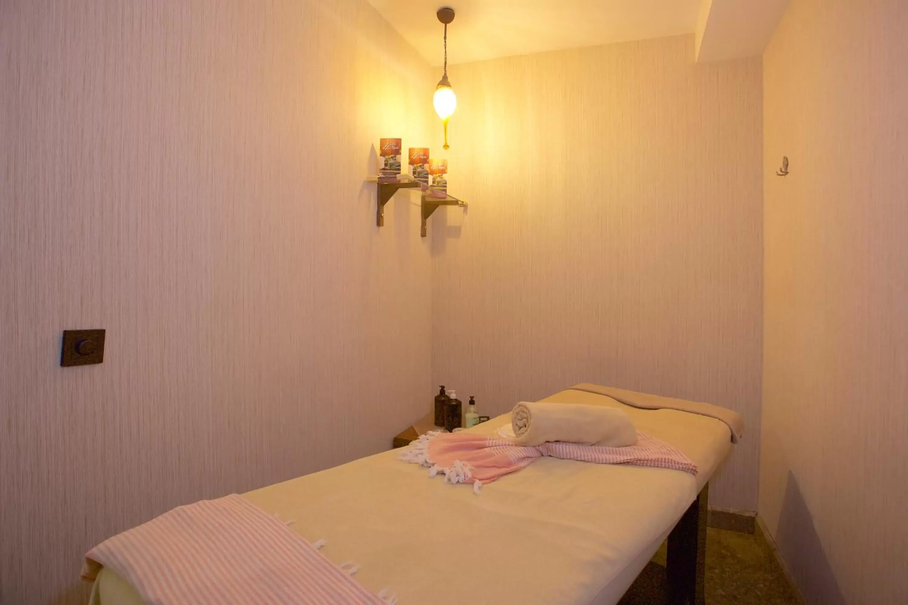 Spa and wellness centre/facilities, Bed in Ramada By Wyndham İstanbul Taksim