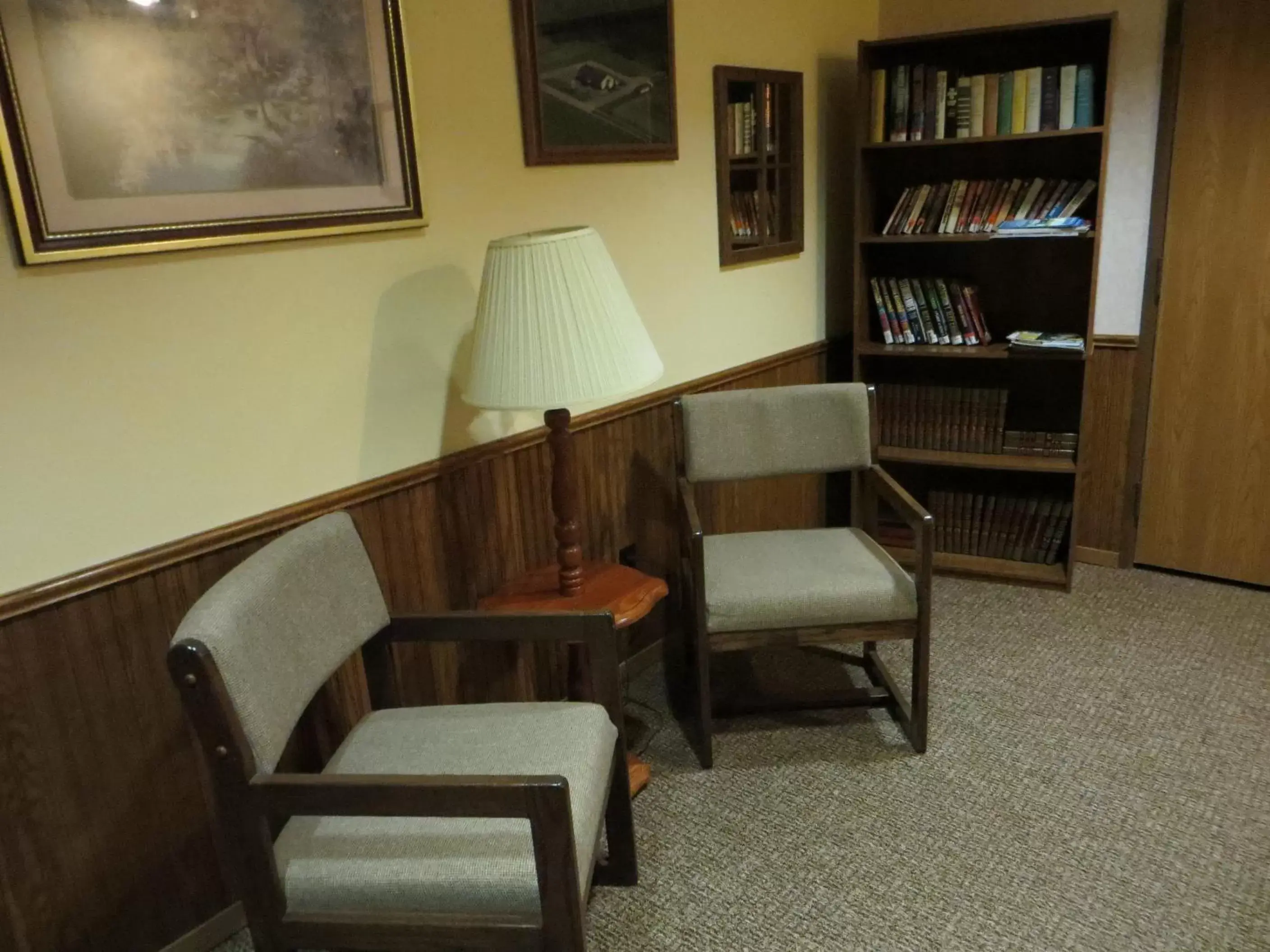 Library in AmeriVu Inn