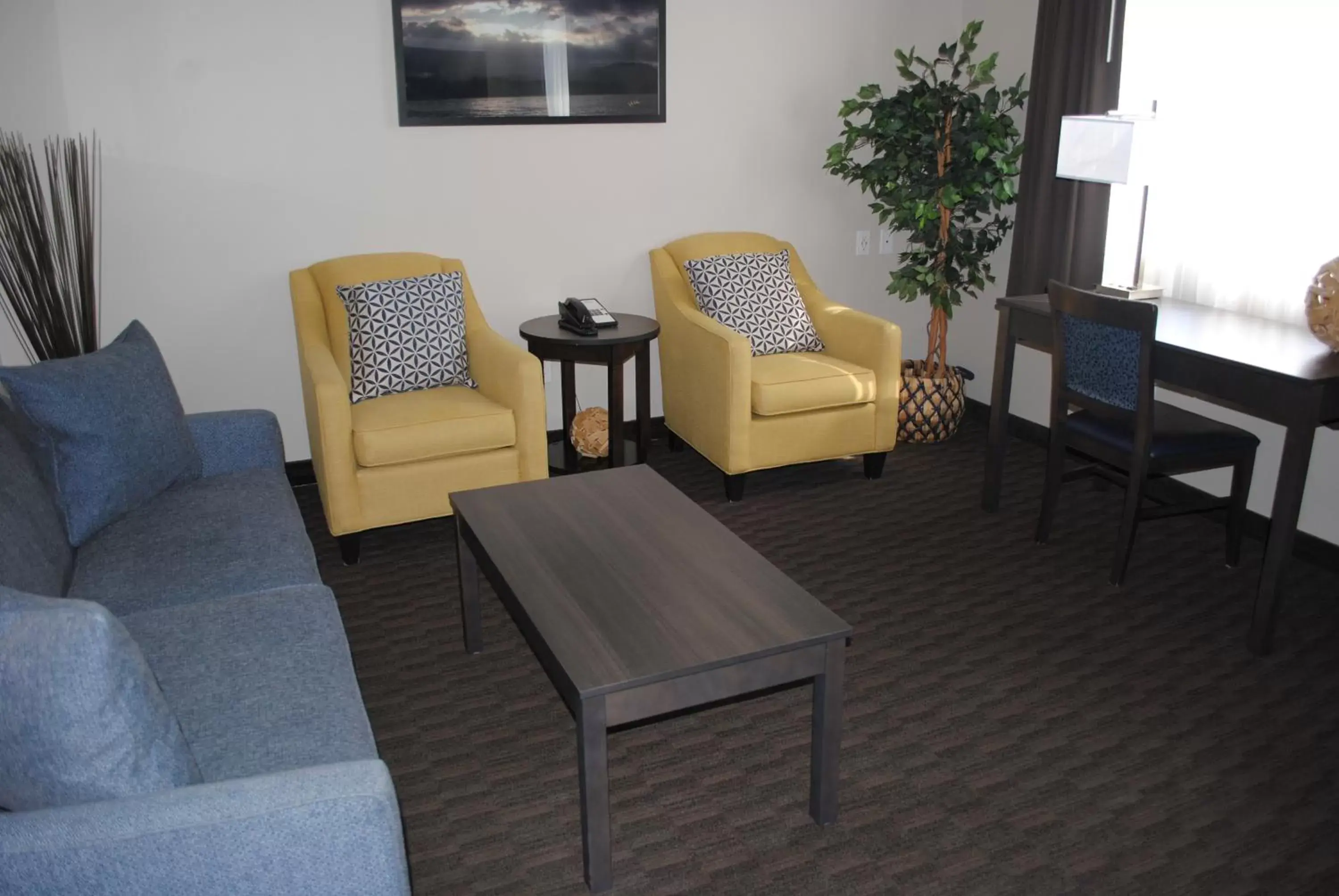 Seating Area in Days Inn & Suites by Wyndham Lindsay