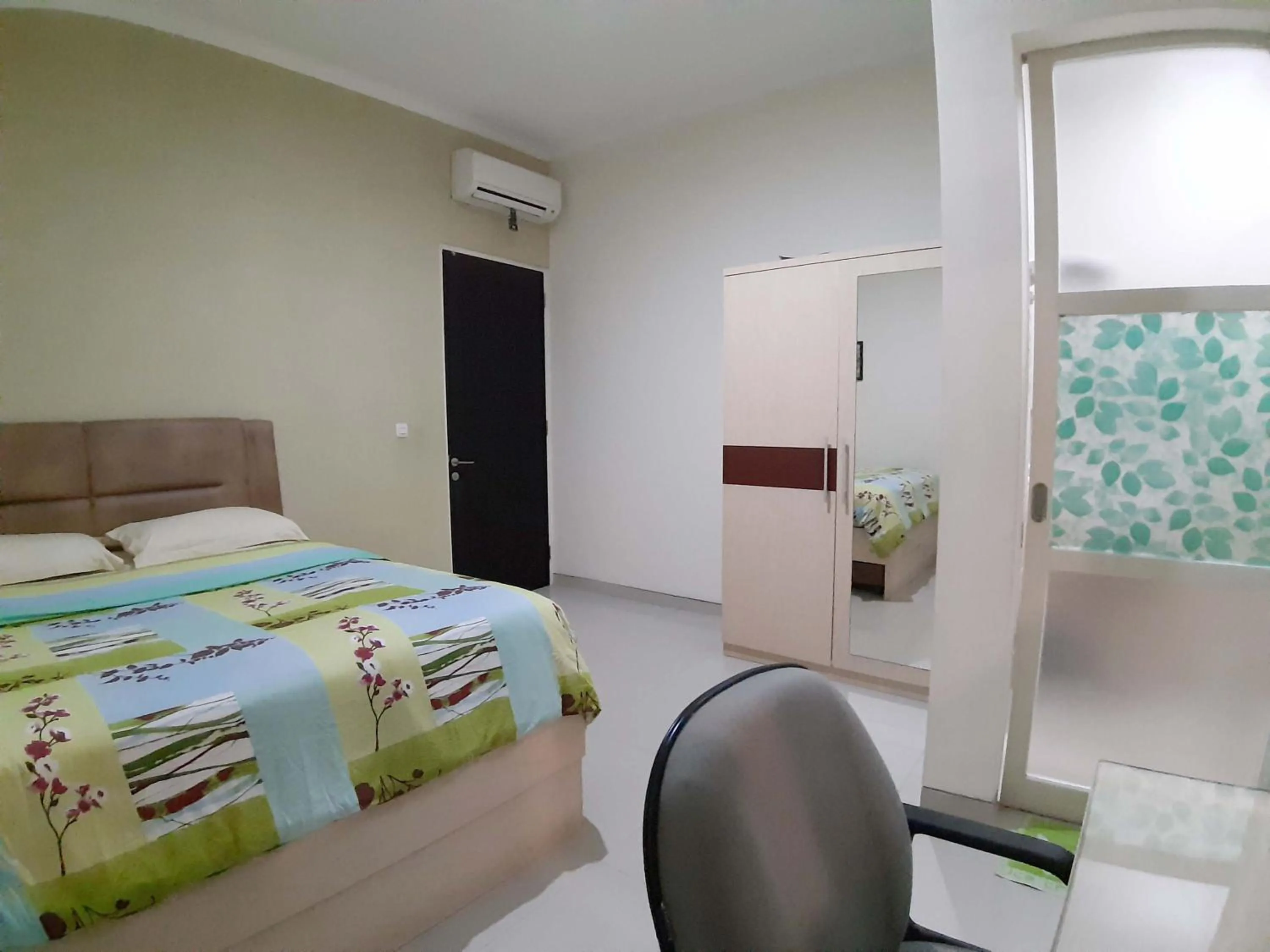 Photo of the whole room, Bed in Ikiru to Live