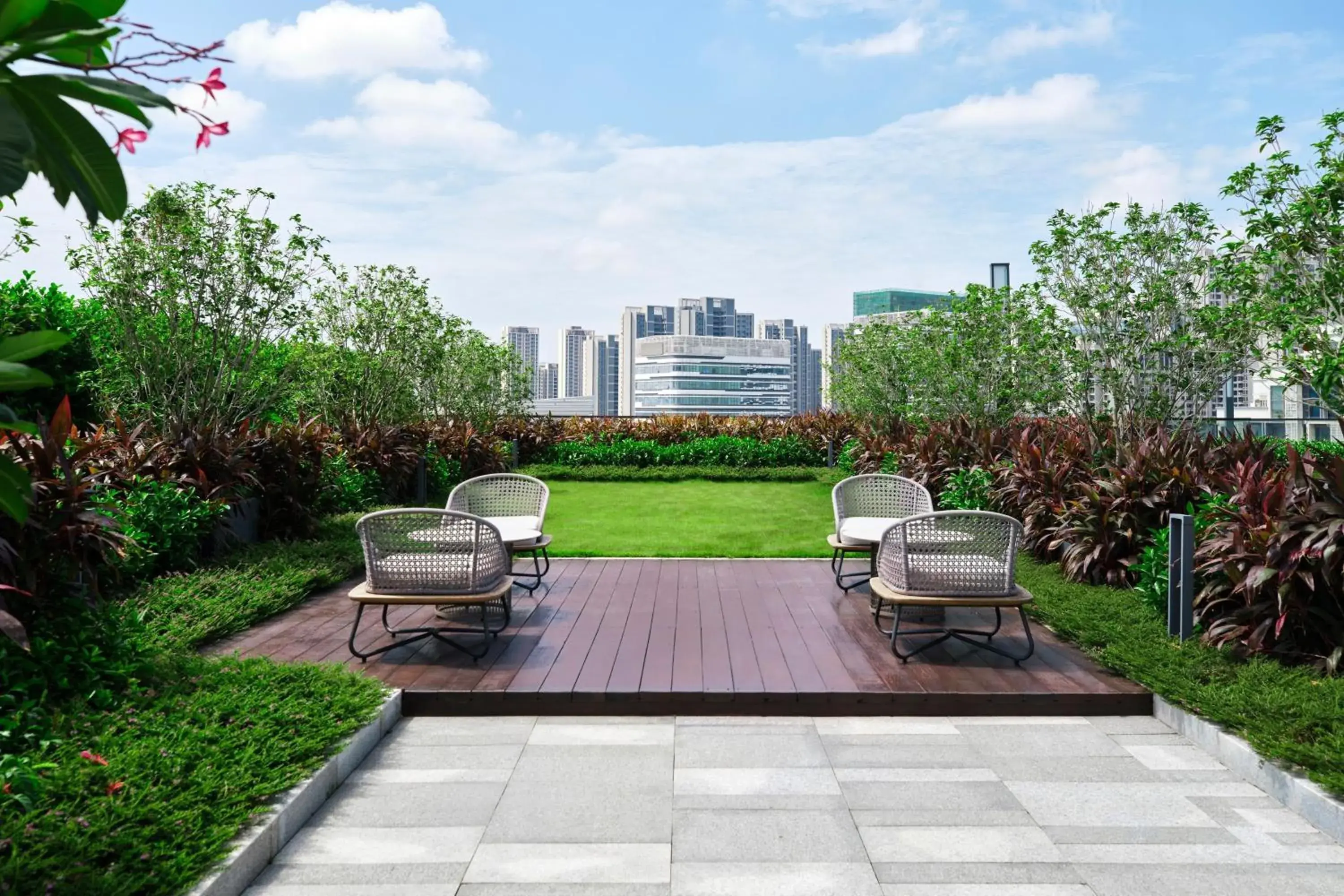 Swimming pool, Garden in Zhuhai Marriott Hotel Jinwan