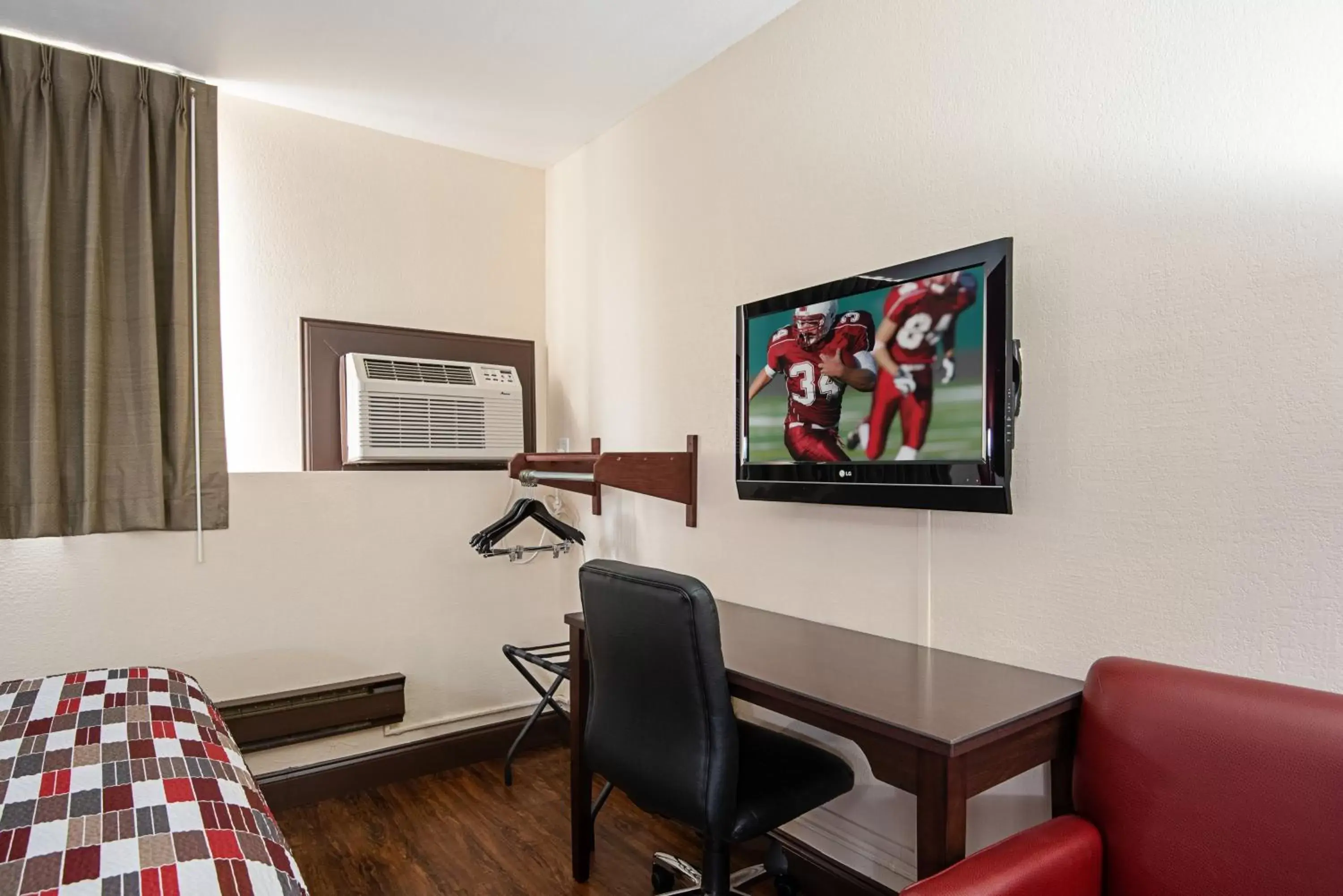 Photo of the whole room, TV/Entertainment Center in Red Roof Inn Cameron