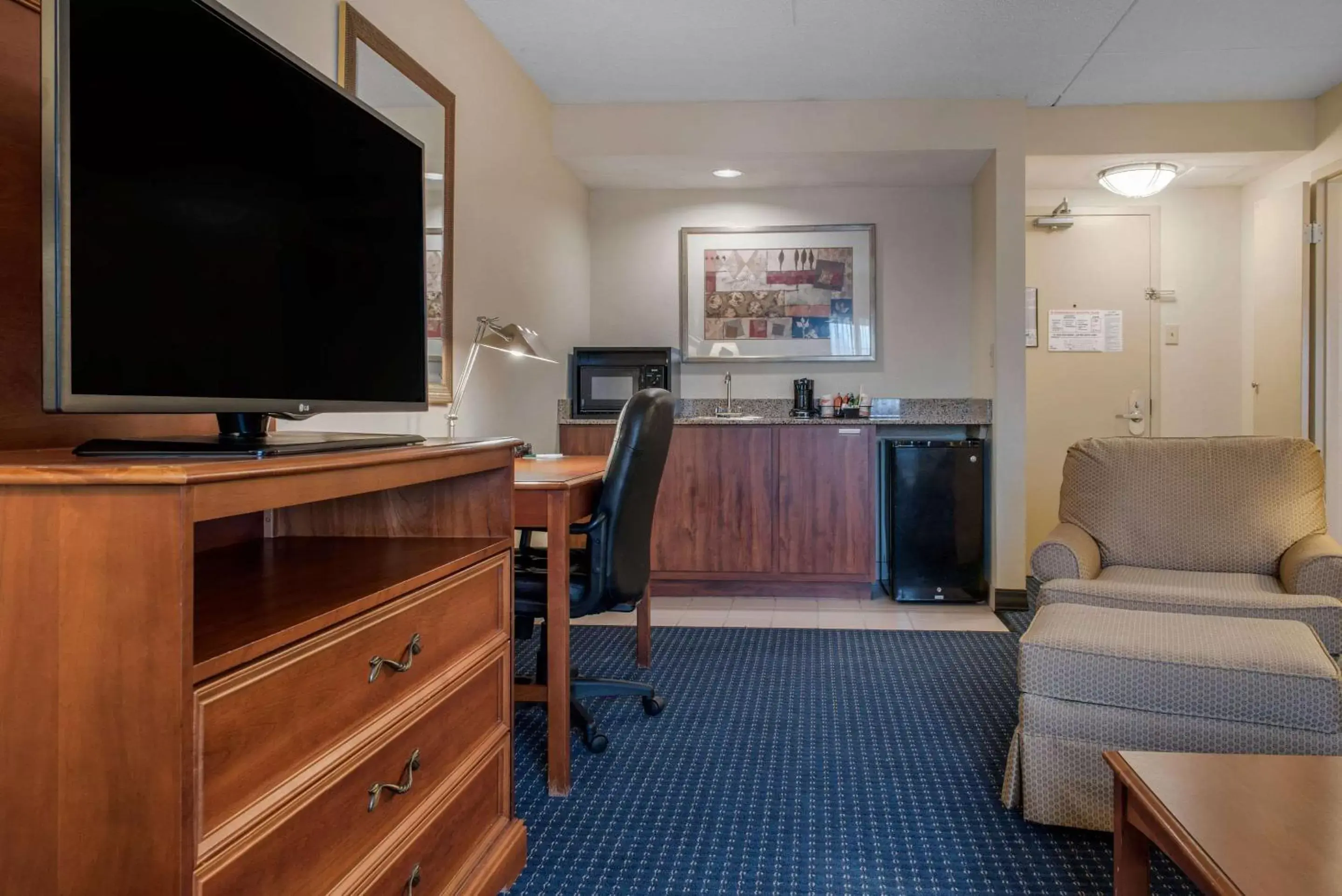 Photo of the whole room, TV/Entertainment Center in Quality Hotel Conference Center Cincinnati Blue Ash