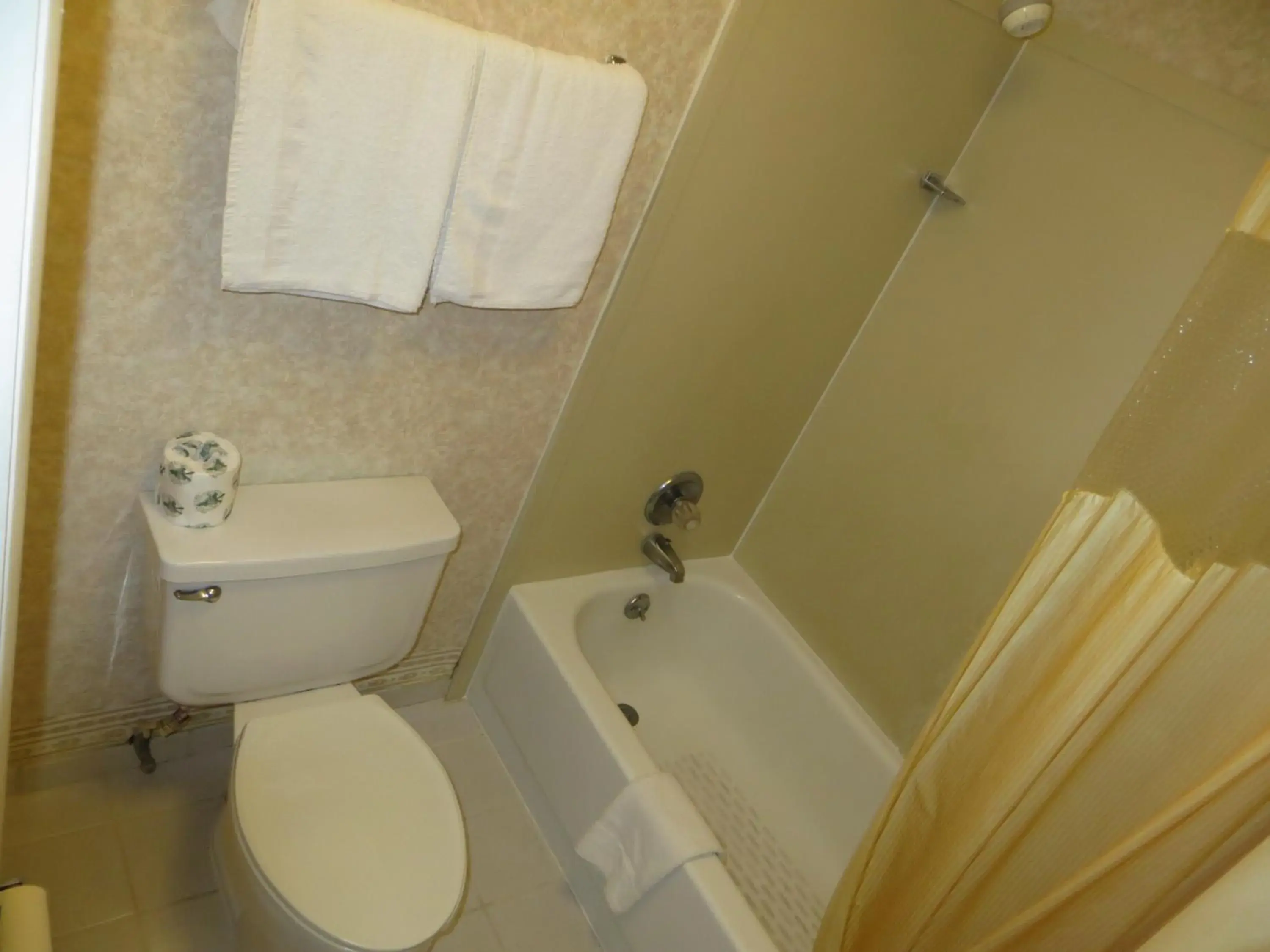 King Studio Suite - Non-Smoking in Howard Johnson by Wyndham Commerce GA King Studio Suite - Non-Smoking in Howard Johnson by Wyndham Commerce GA