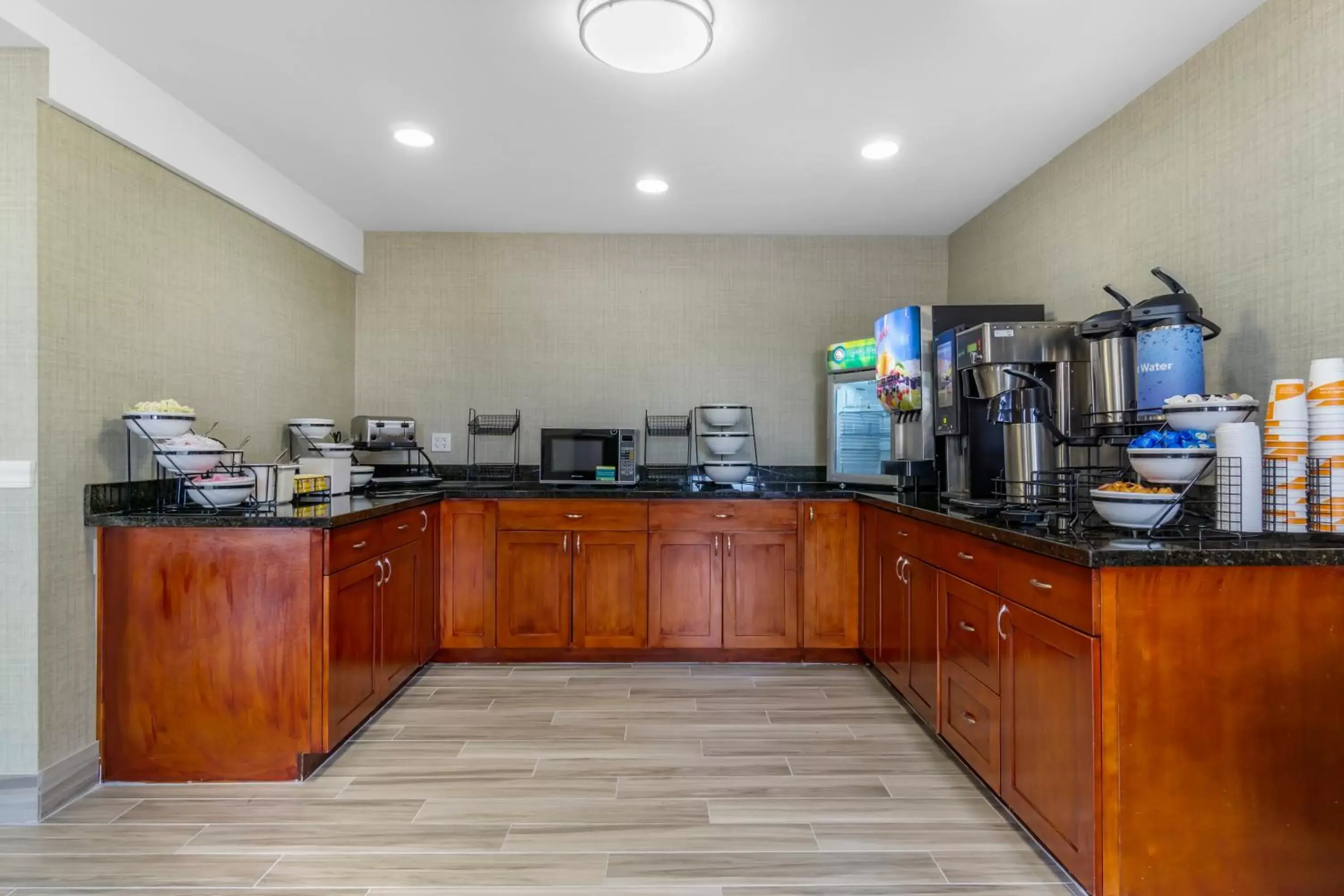 Breakfast, Kitchen/Kitchenette in Comfort Inn & Suites Pacific – Auburn