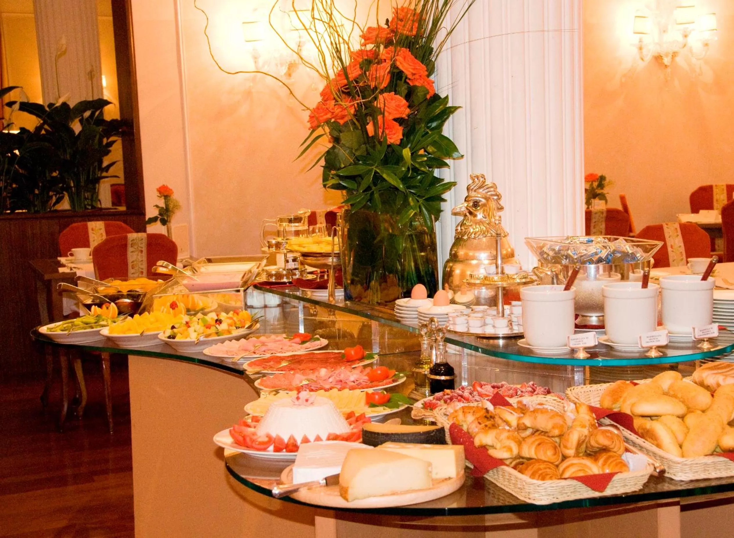 Restaurant/places to eat in Hotel De La Ville