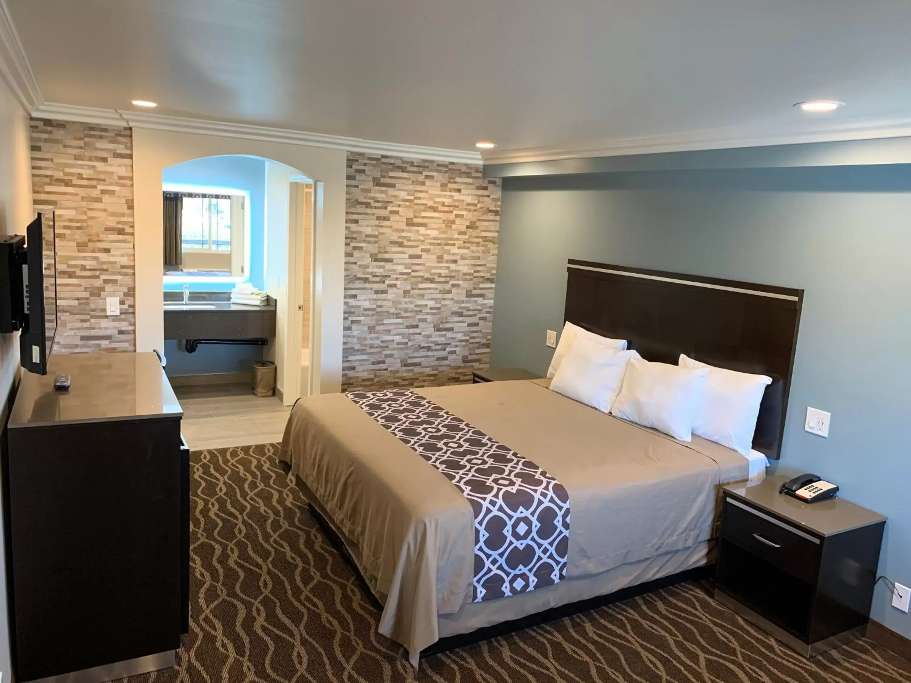Bed in Industry Inn & Suites