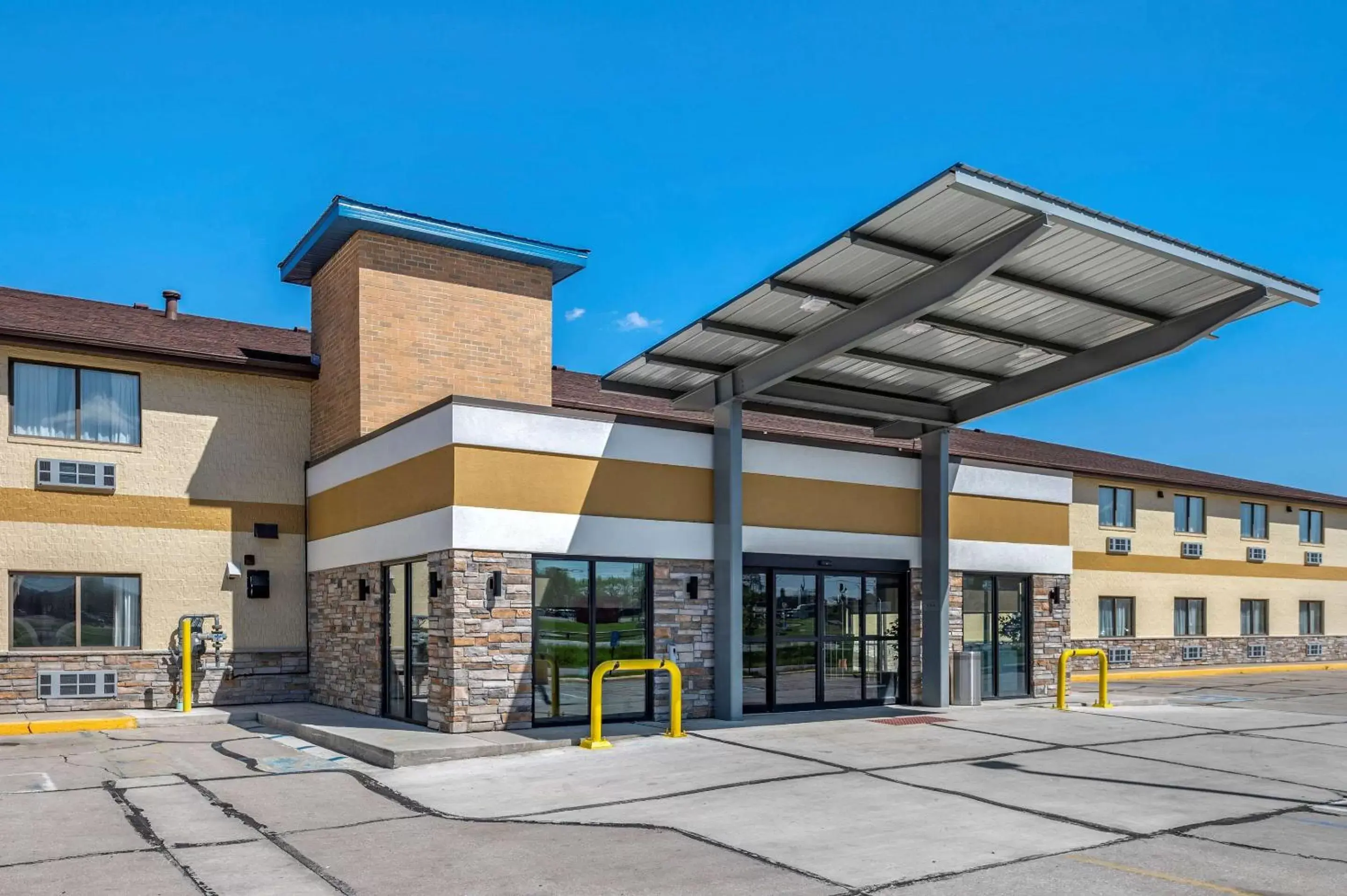 Property Building in Comfort Inn Near Kokomo Speedway