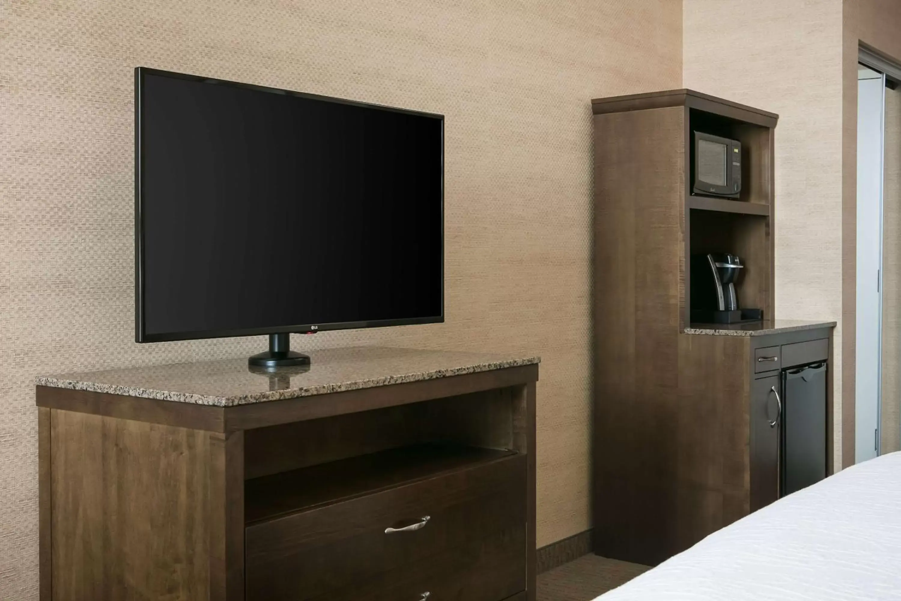 Bedroom, TV/Entertainment Center in Hilton Garden Inn Manhattan Kansas