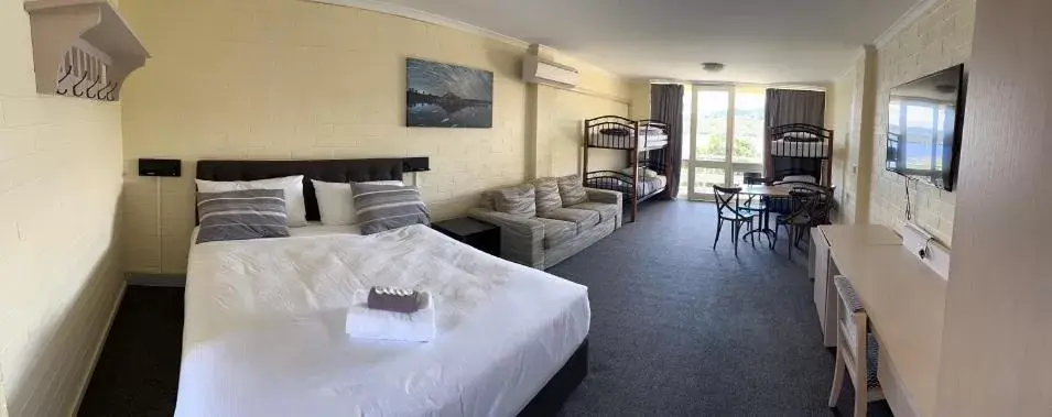 Bed in Lake Jindabyne Hotel