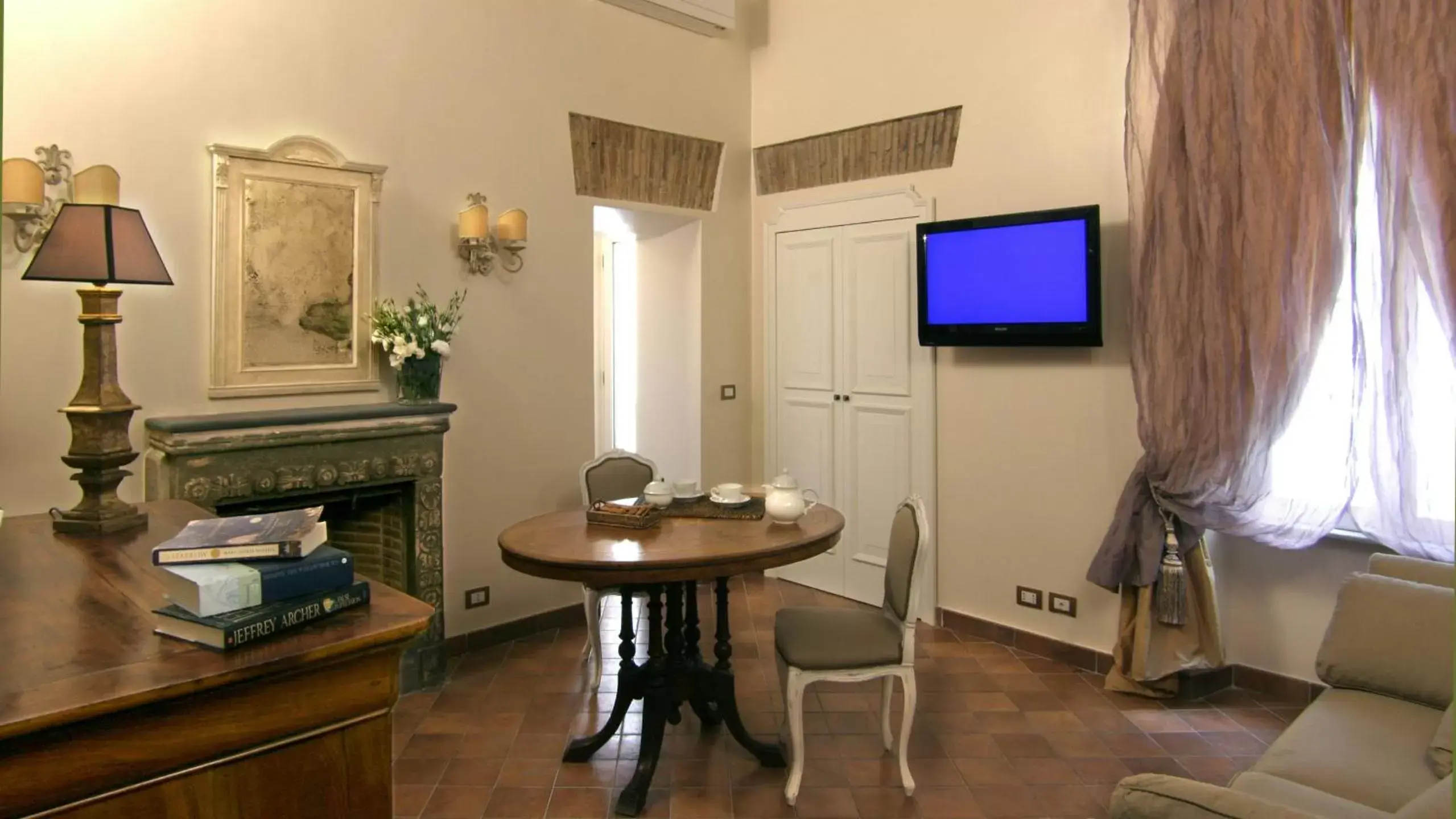 TV and multimedia, TV/Entertainment Center in Hotel Mozart