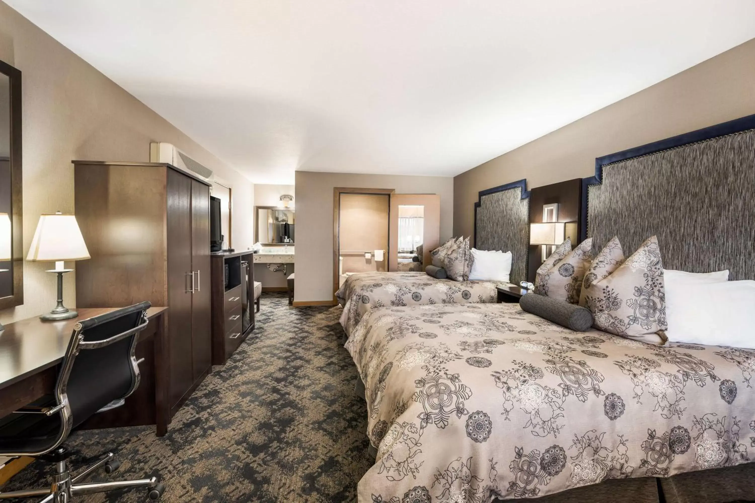Bedroom in Best Western Windsor Inn