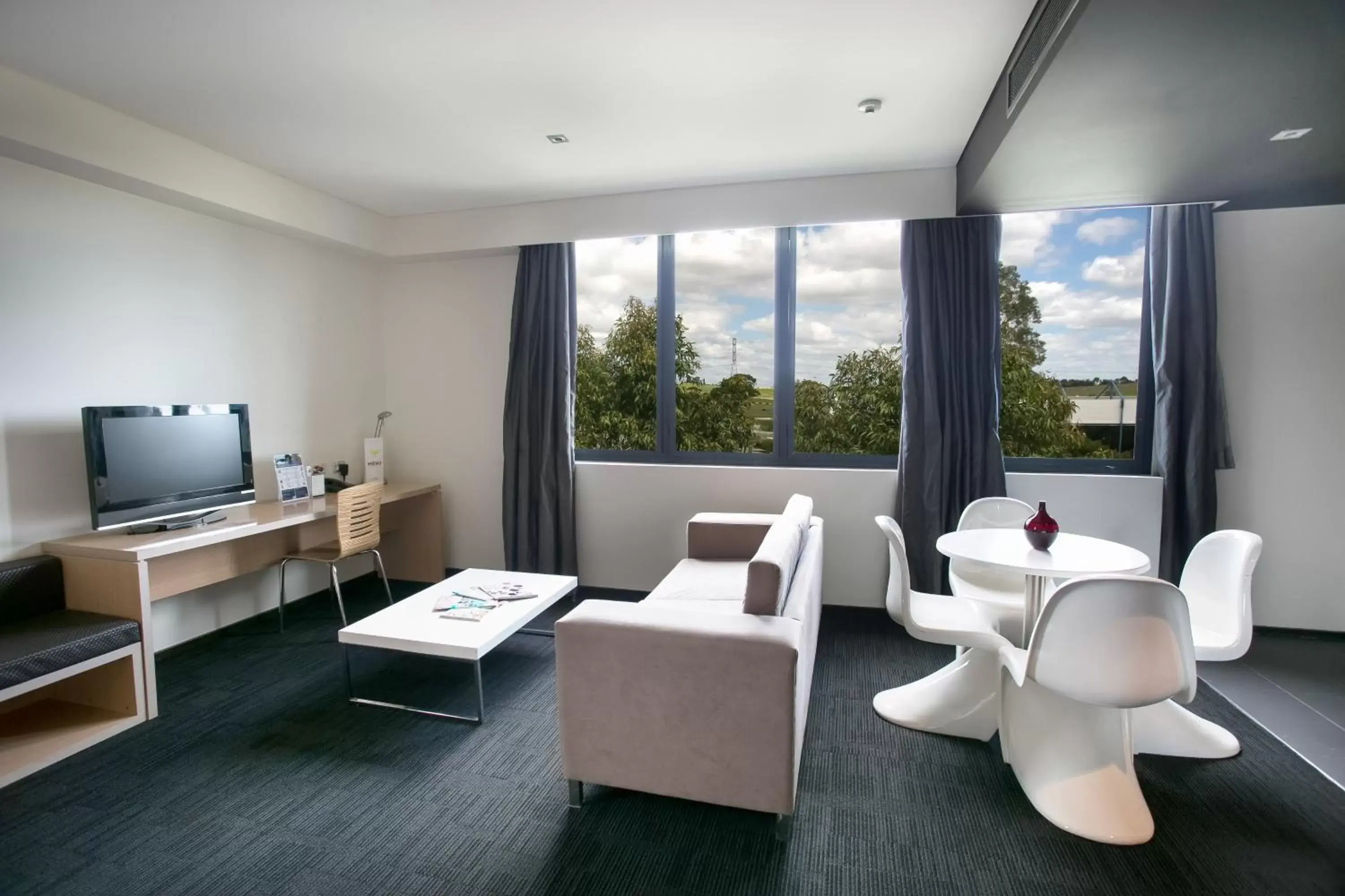 Kitchen or kitchenette, Seating Area in Alpha Hotel Eastern Creek