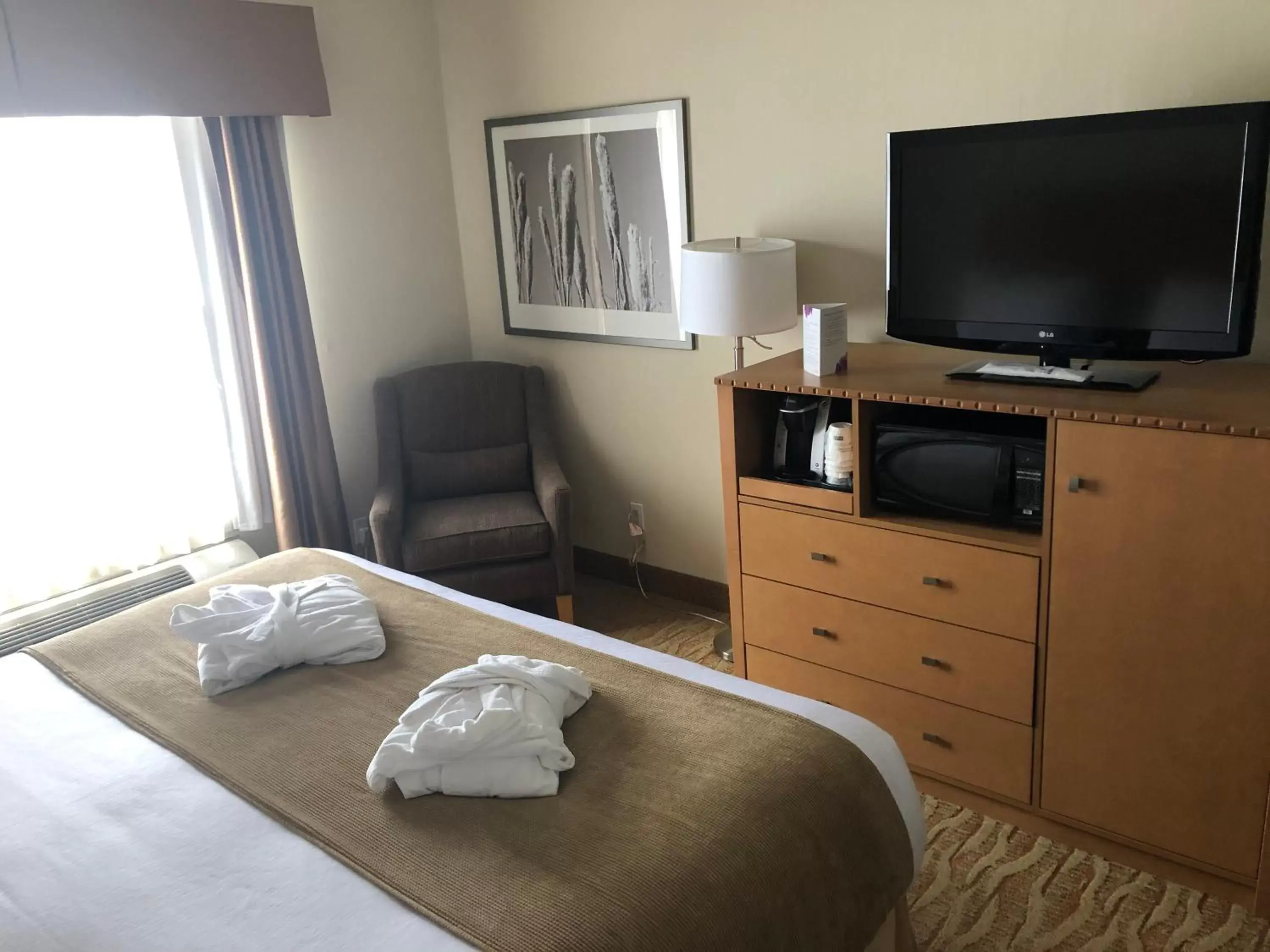 Bathroom, TV/Entertainment Center in Best Western Grande Prairie