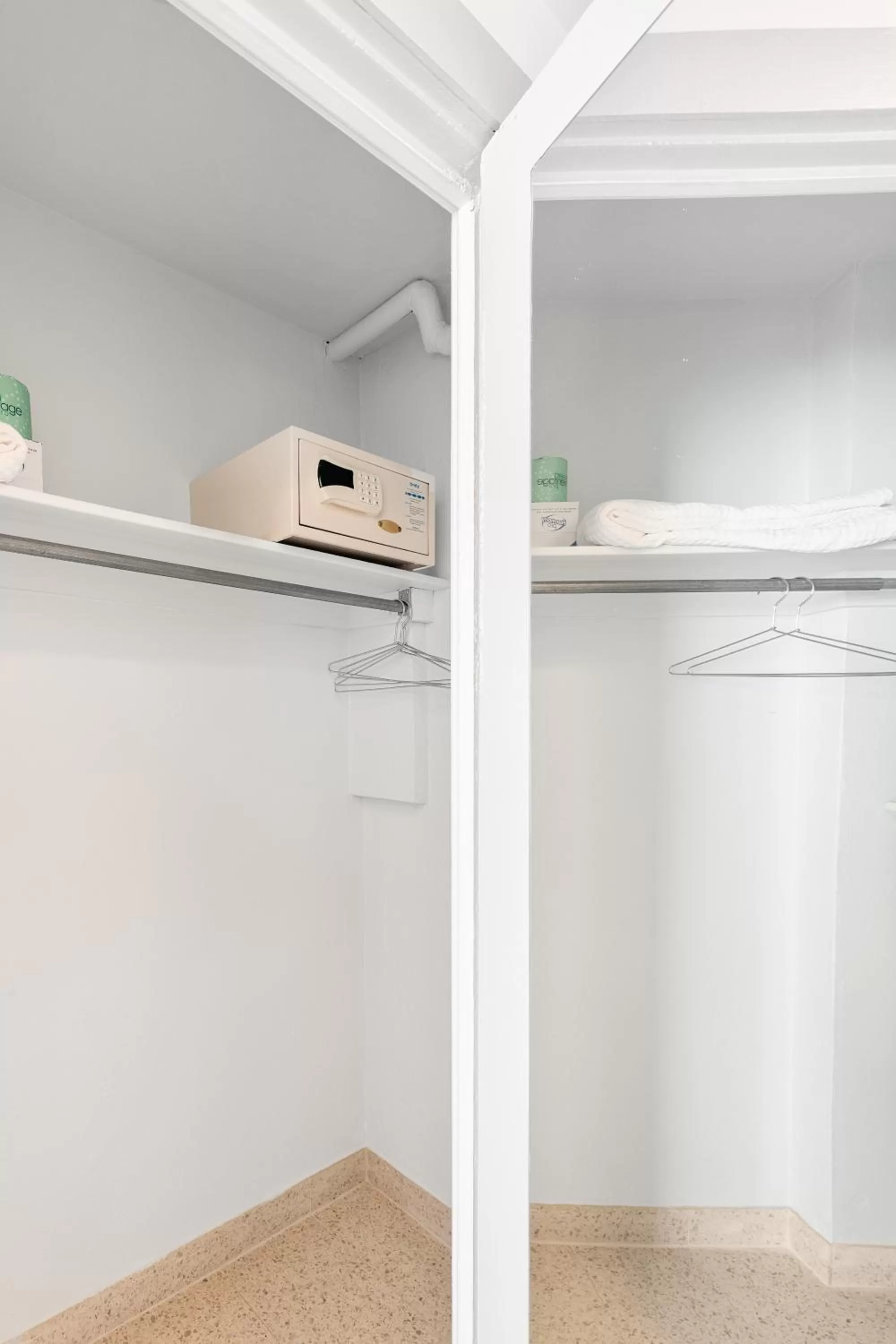 safe, Bunk Bed in Townhouse by Luxurban