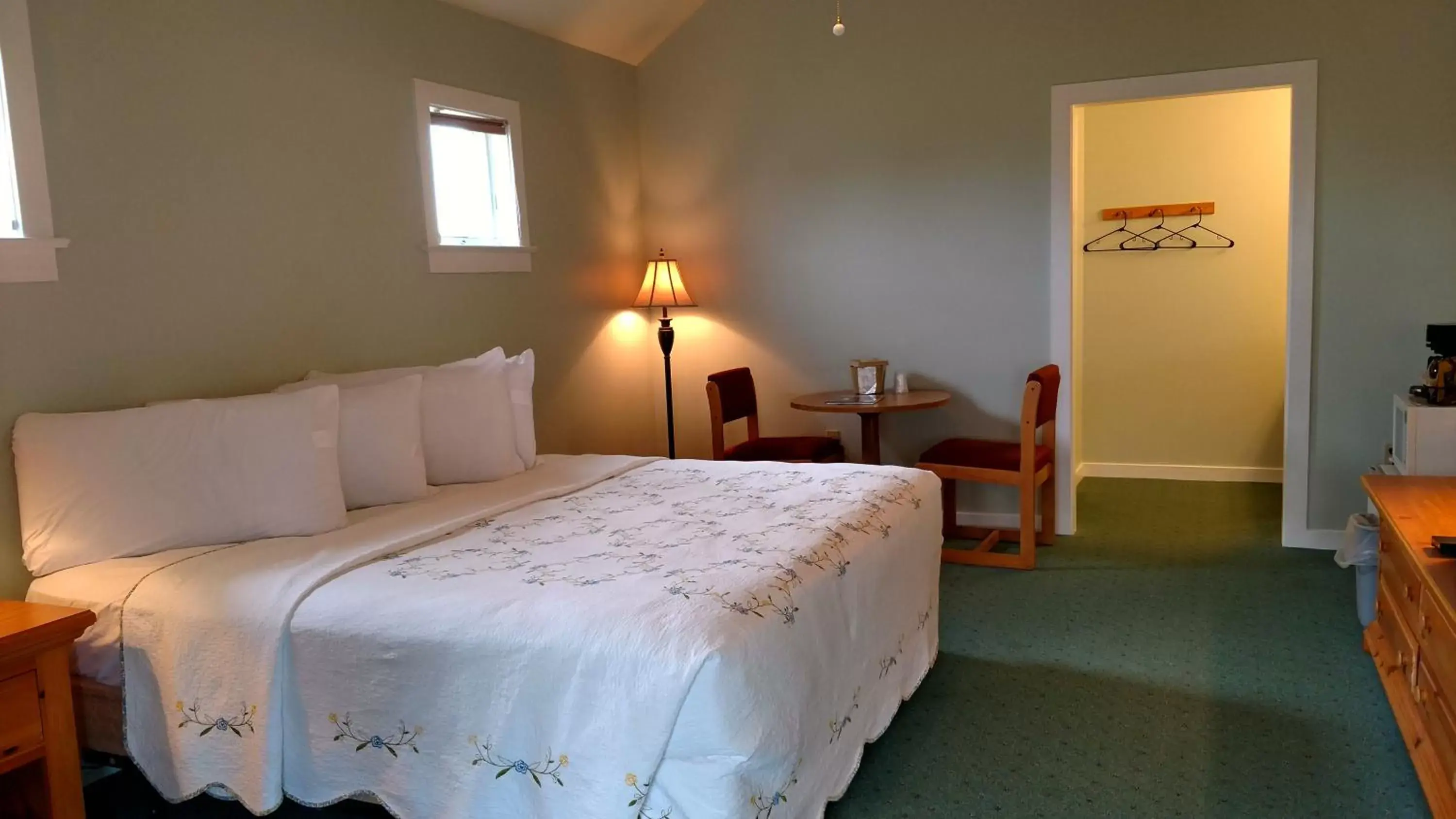 Photo of the whole room, Bed in Spruce Lane Lodge and Cottages