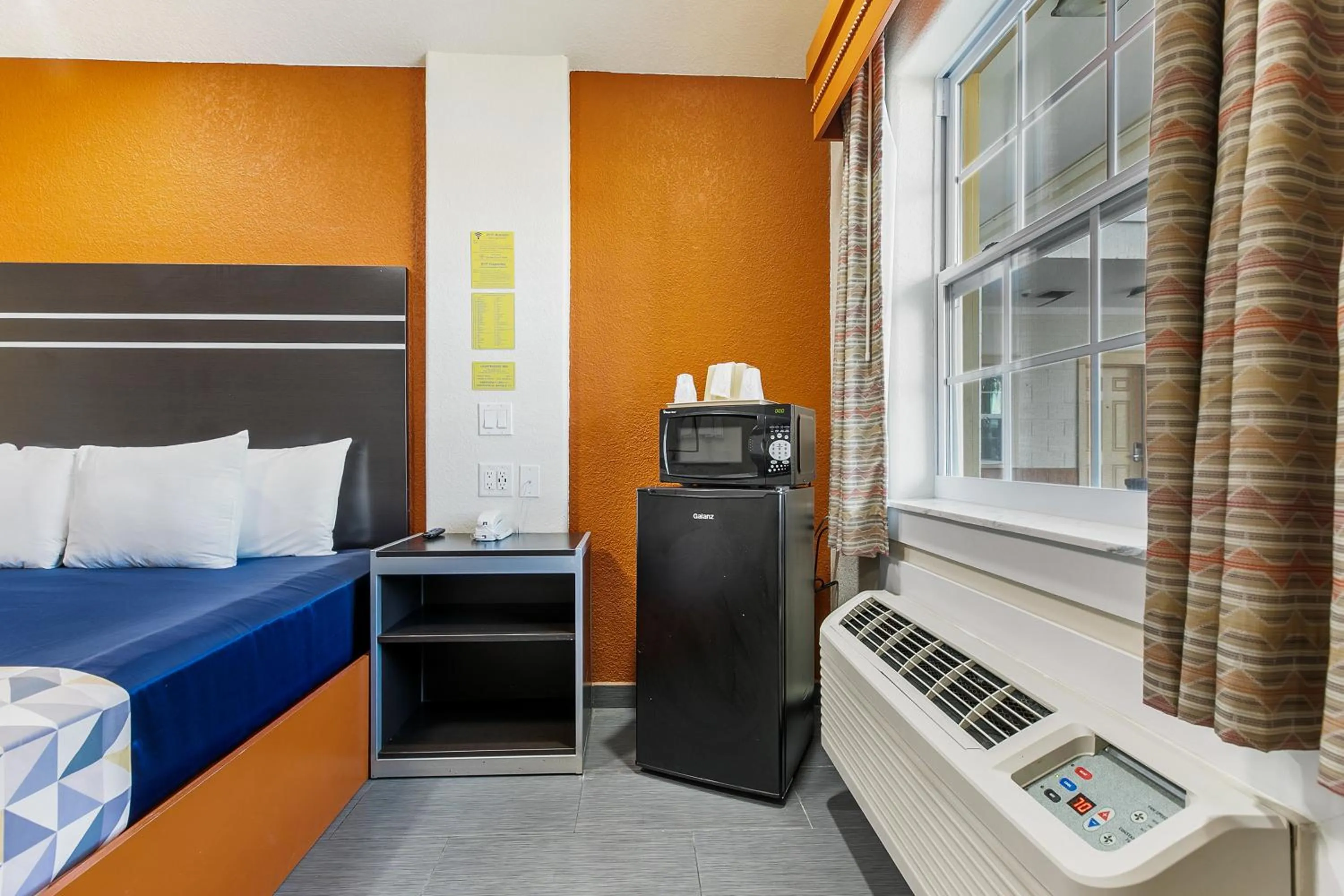 minibar, Bed in Lighthouse Inn