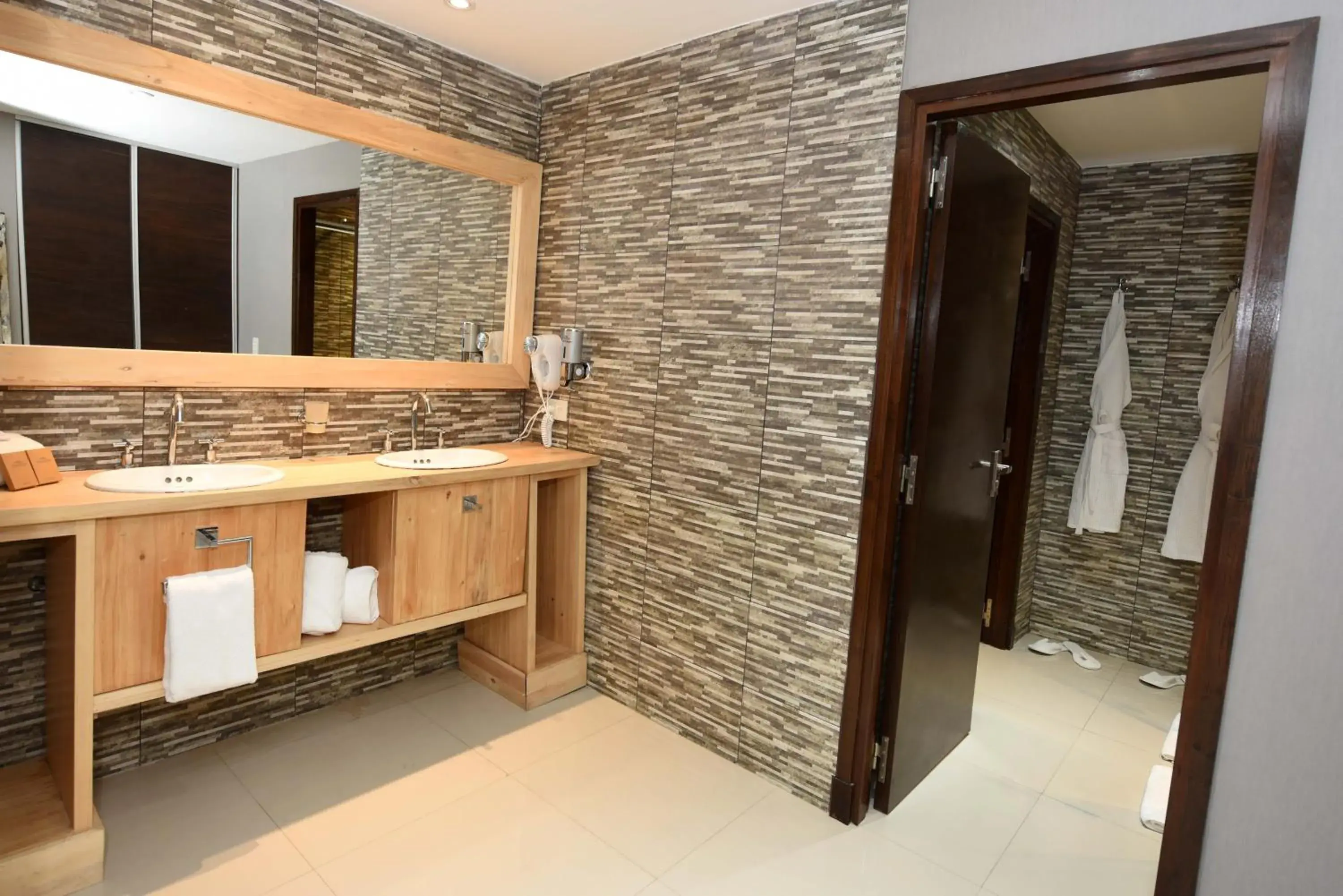 Bathroom in Howard Johnson Hotel & Convention Center Ezeiza