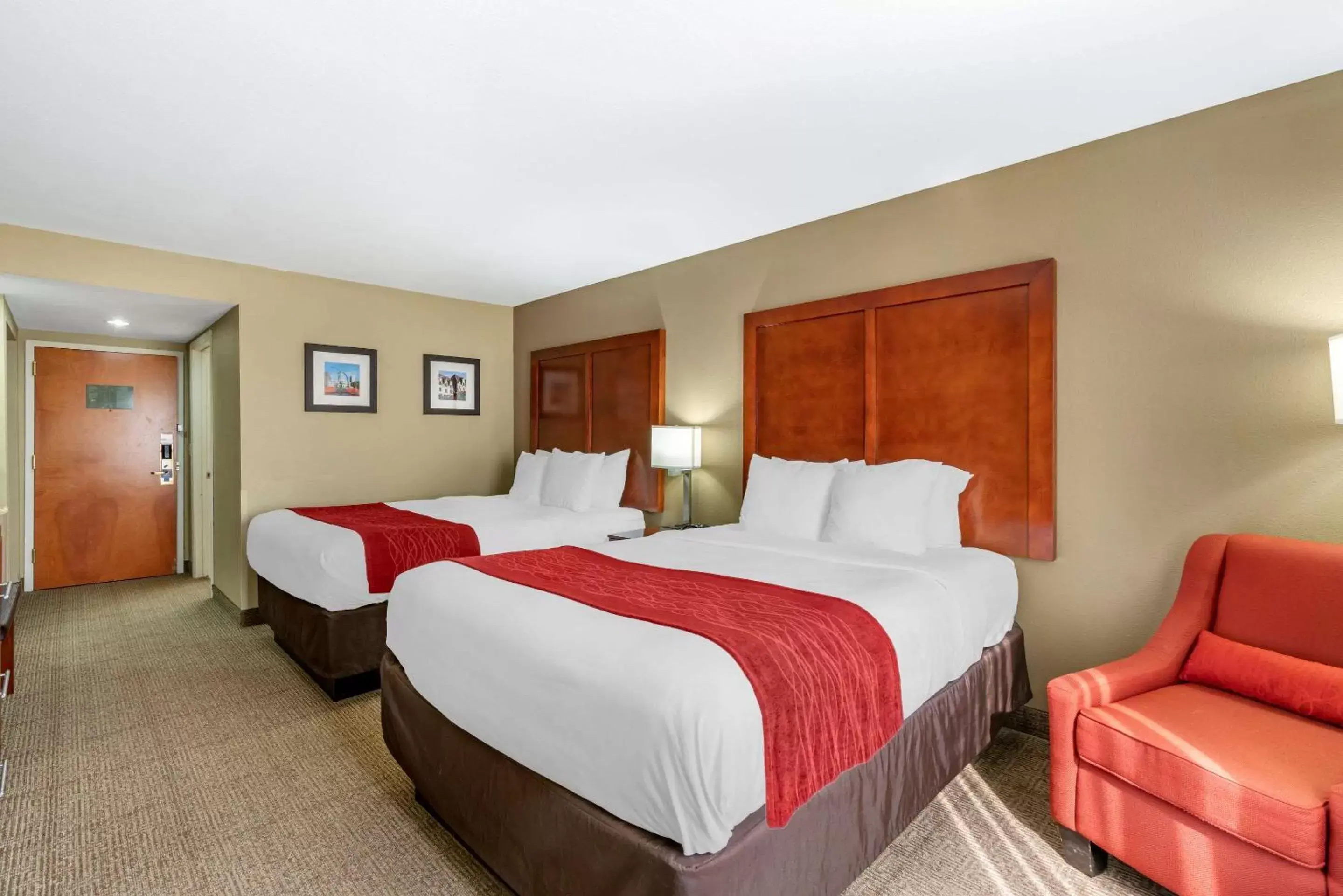 Photo of the whole room, Room Photo in Comfort Inn Near Six Flags St. Louis
