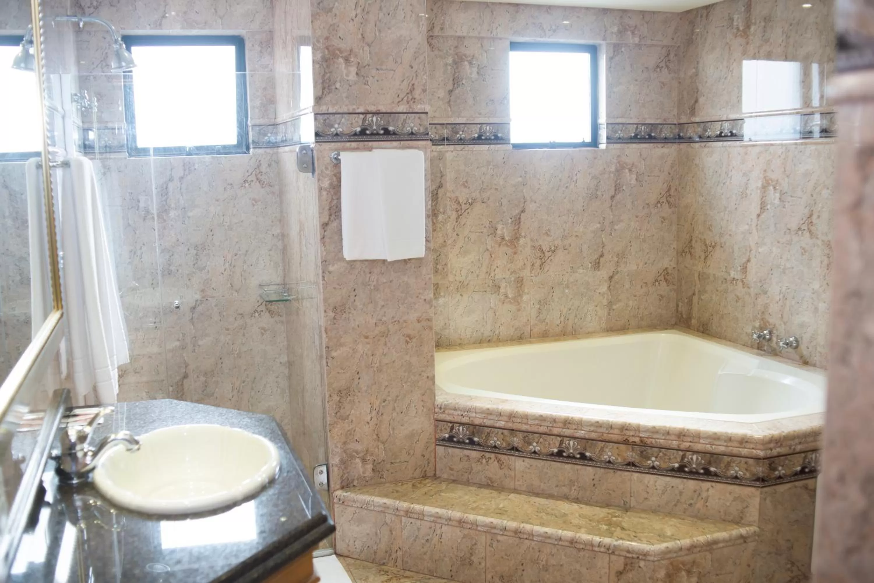 Hot Tub, Bathroom in Rihad Palace Hotel