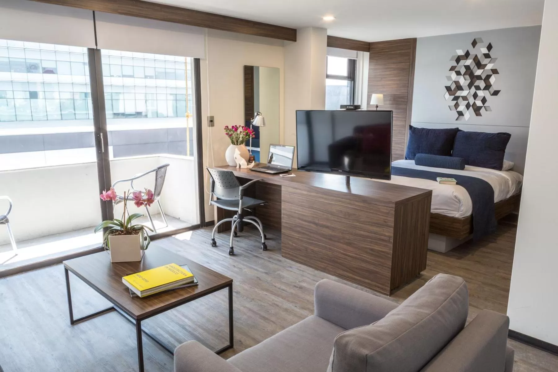 Balcony/Terrace, Bed in FlowSuites WTC