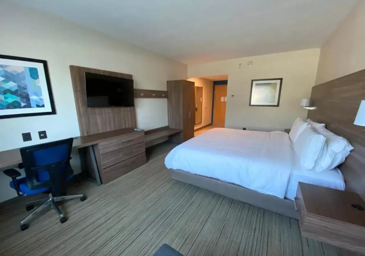 Bedroom in Holiday Inn Express Hotel & Suites CD. Juarez - Las Misiones, an IHG Hotel
