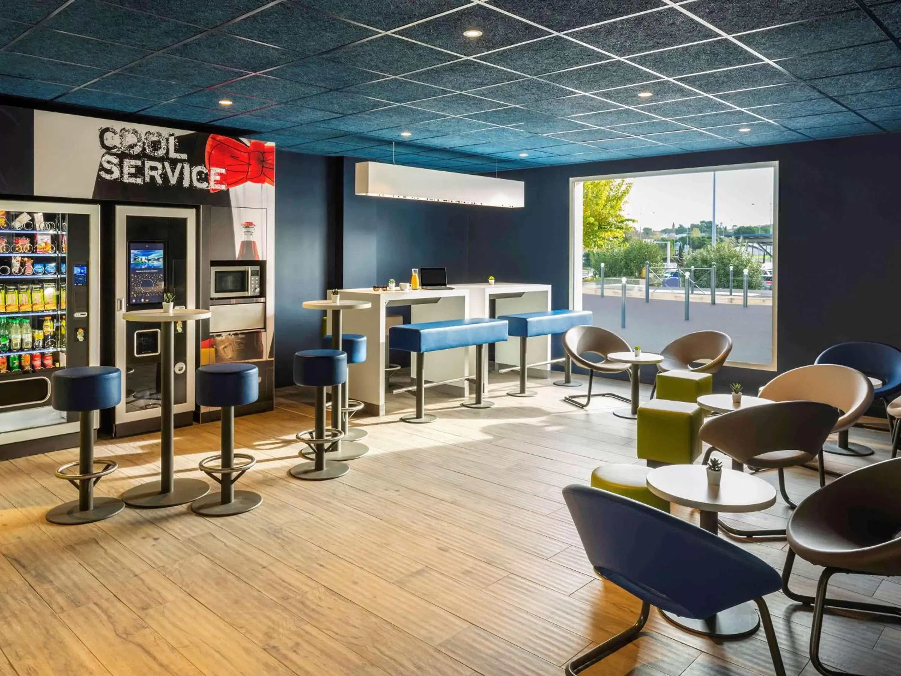 Property building, Lounge/Bar in Ibis Budget Montpellier Nord Euromédecine