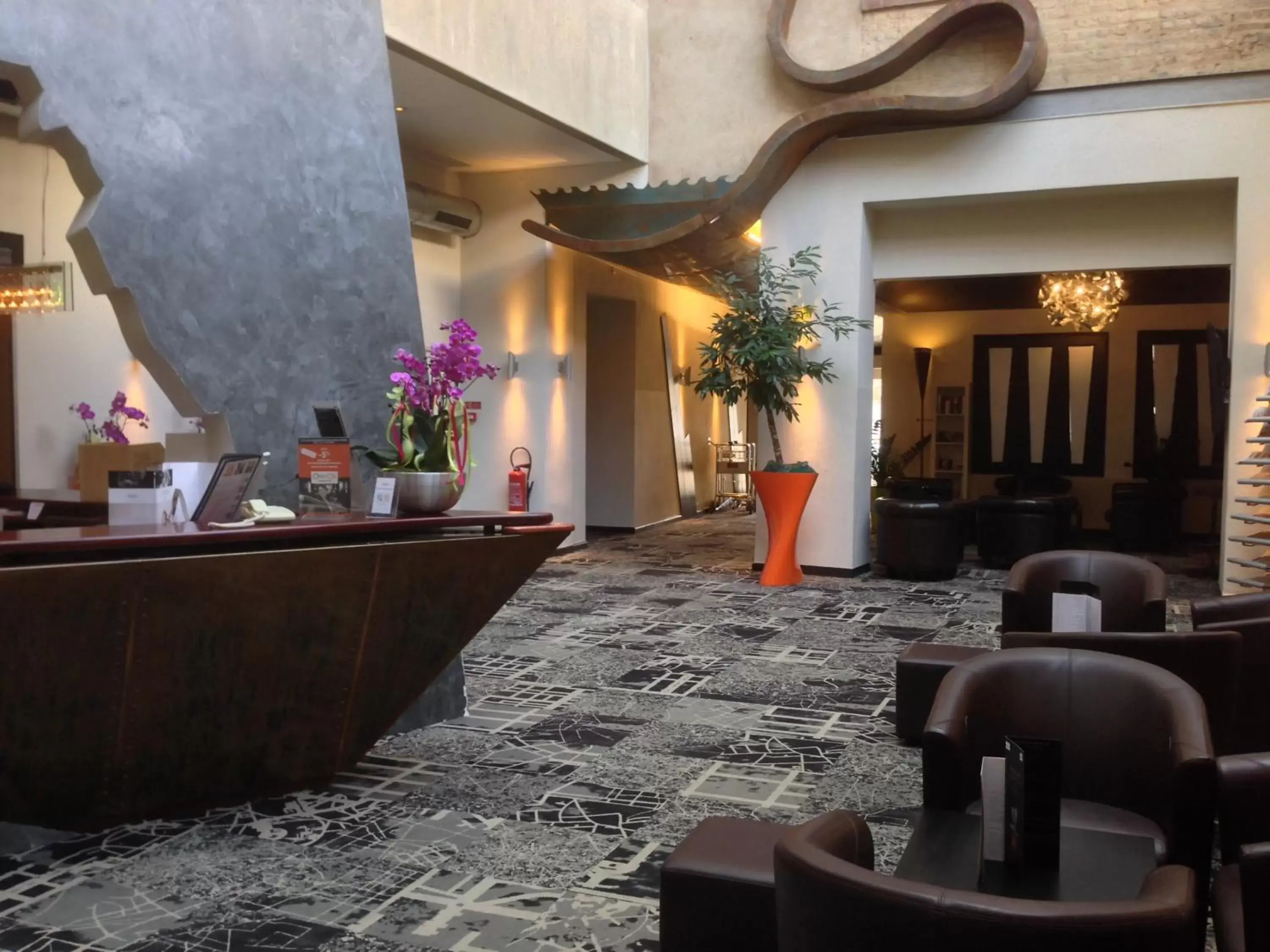 Lobby or reception in Mercure Strasbourg Centre Gare