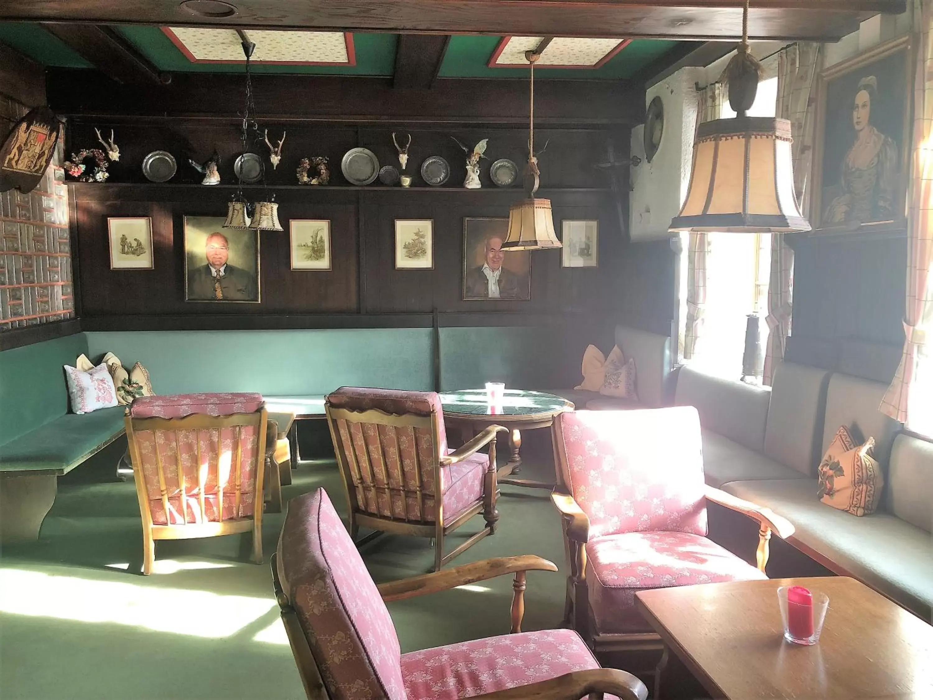 Lobby or reception in Hotel Vier Jahreszeiten Lobby or reception in Hotel Vier Jahreszeiten