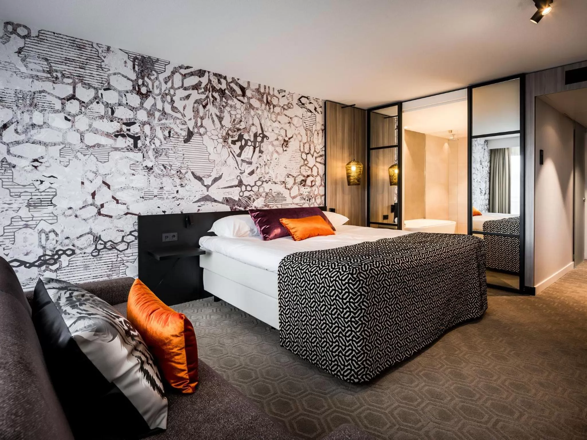 Bathroom, Bed in Hotel Van der Valk Maastricht