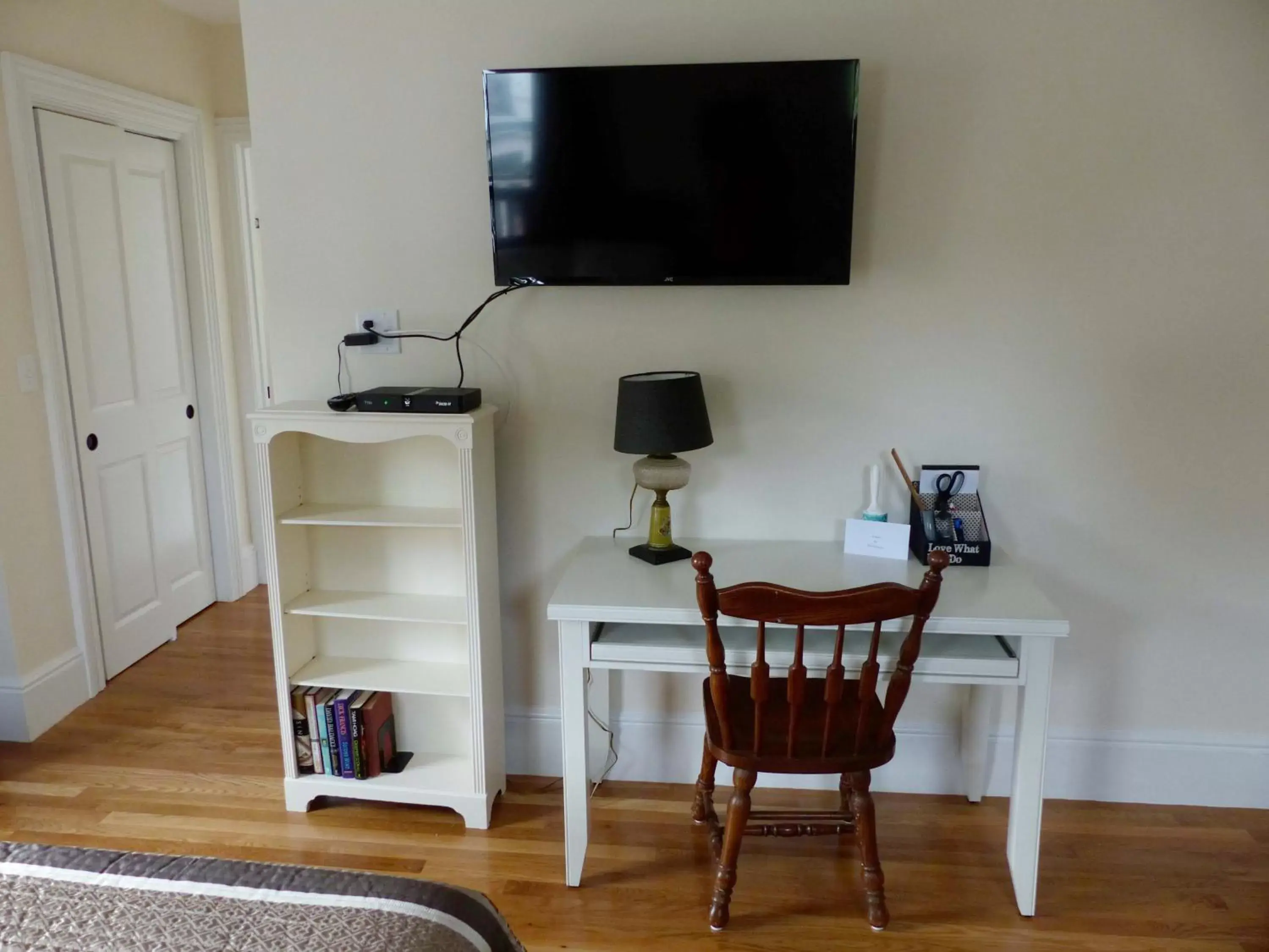 Bedroom, TV/Entertainment Center in Davis Square Inn