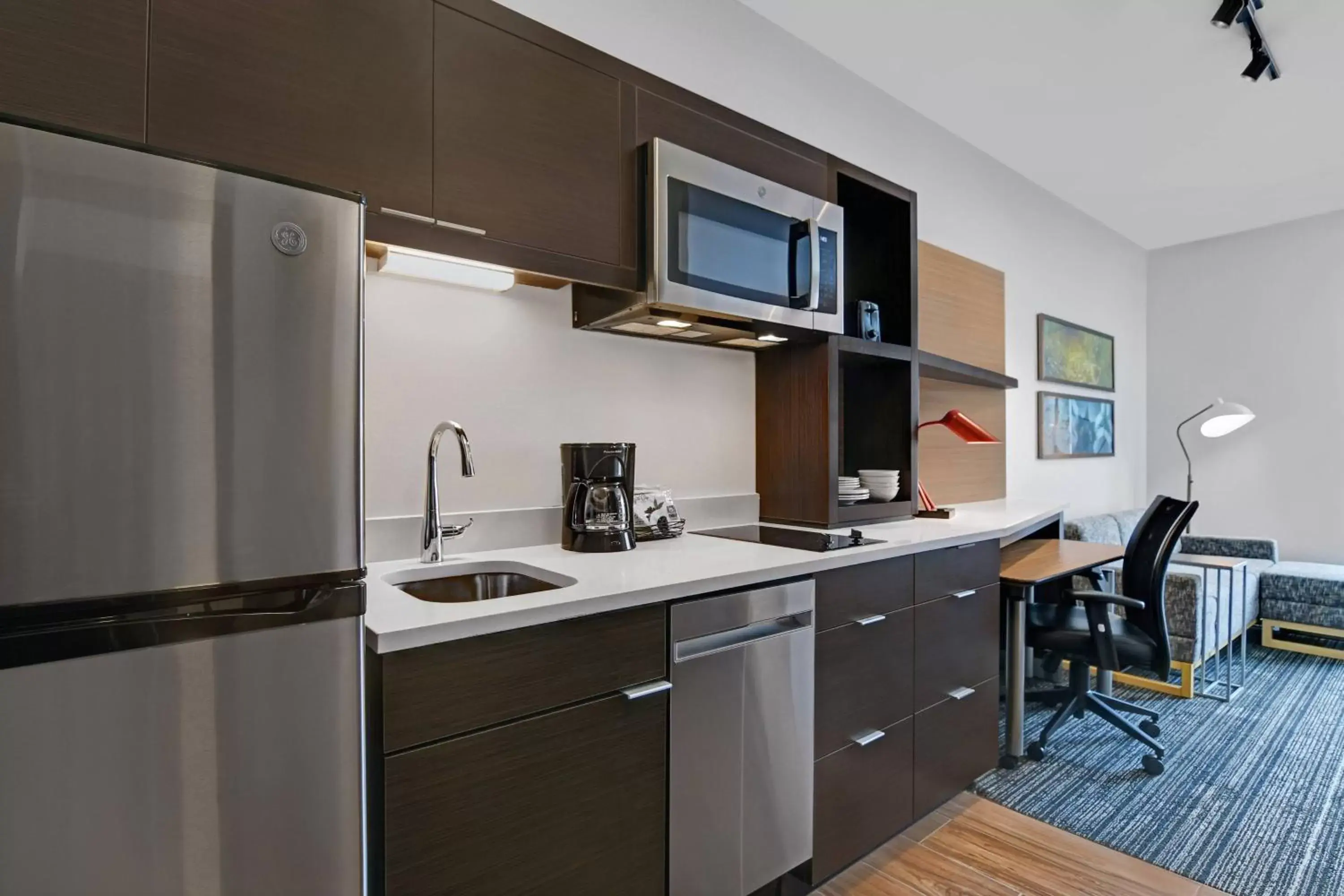 Photo of the whole room, Kitchen/Kitchenette in TownePlace Suites by Marriott Columbus Dublin