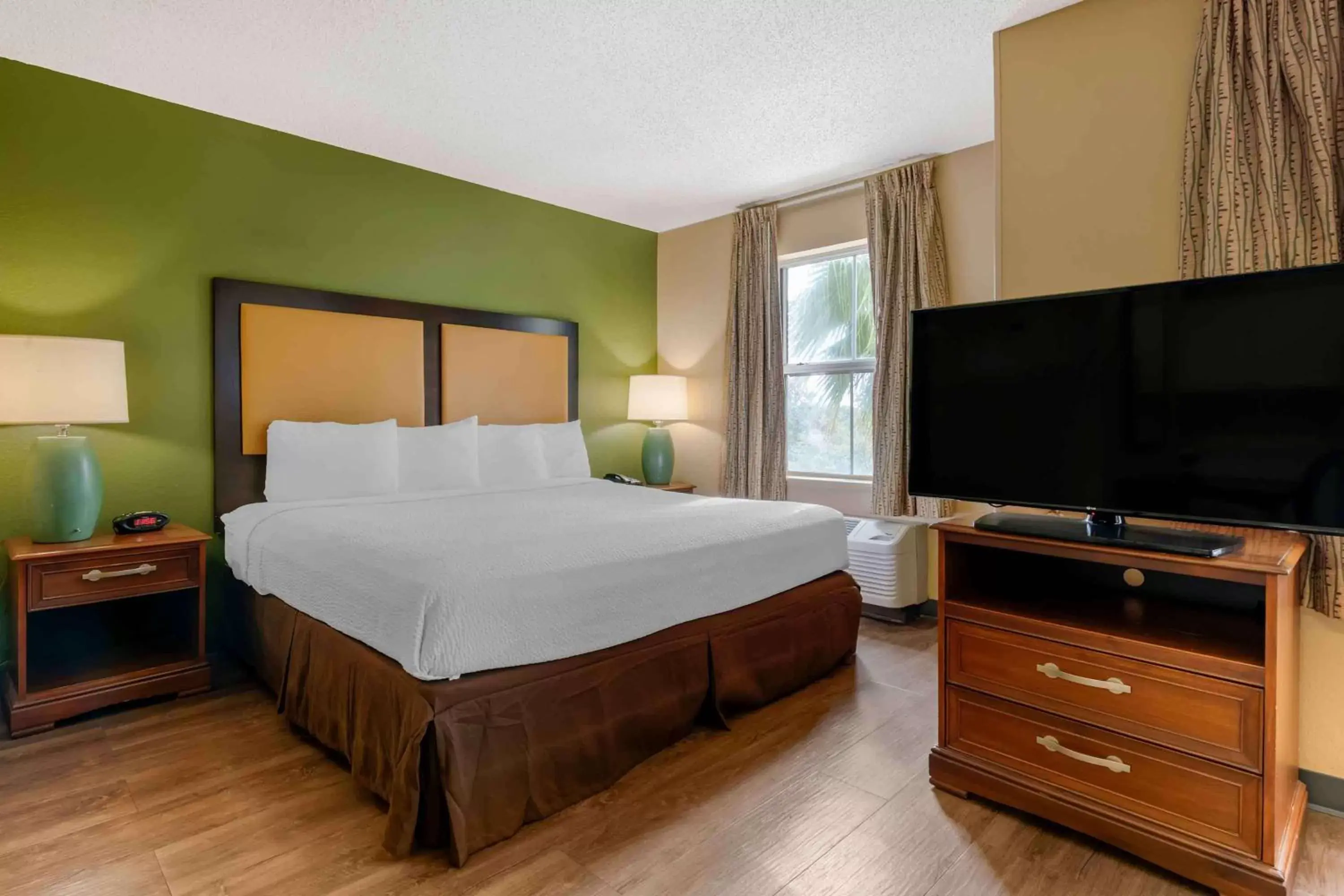 Bedroom, Bed in Extended Stay America Suites - Orlando - Convention Center - 6443 Westwood