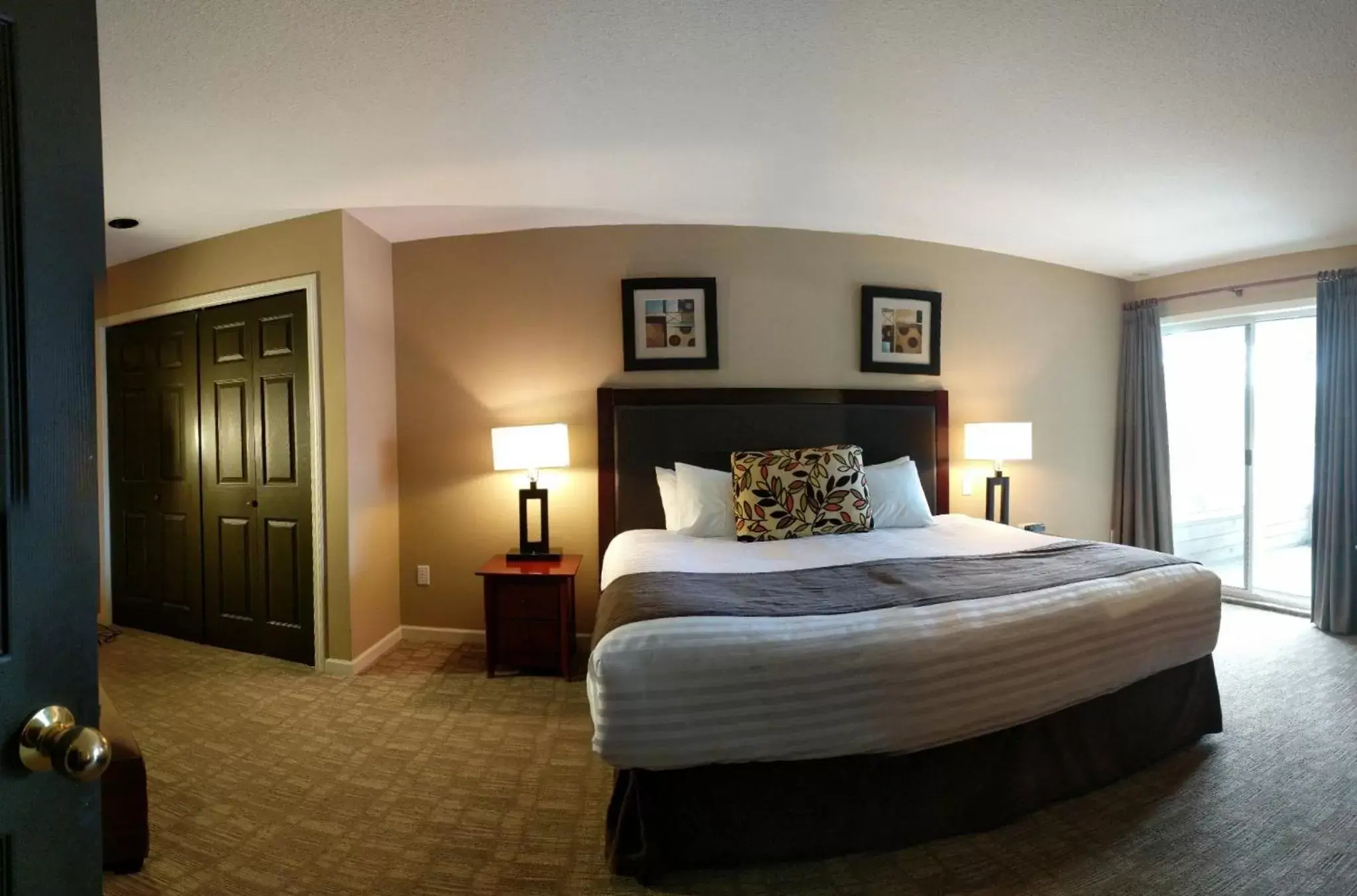 Bedroom, Bed in Pacific Shores Resort & Spa